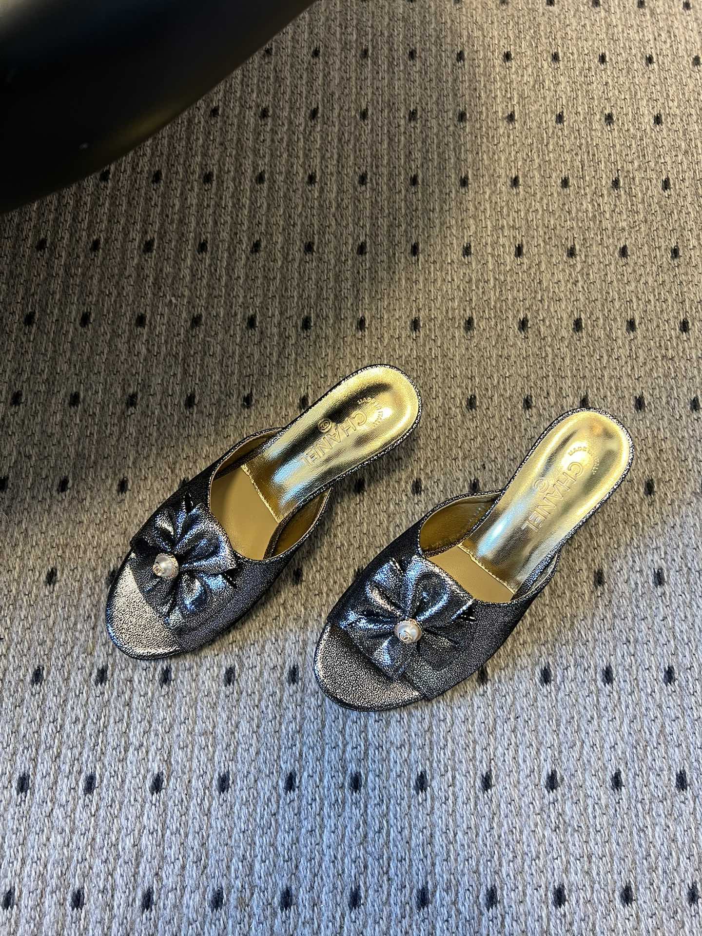 Chane* 26ss春夏新款蝴蝶结珍珠装饰高跟拖鞋每双鞋头都带有品牌标志性的蝴蝶结+珍珠装饰，是辨识度