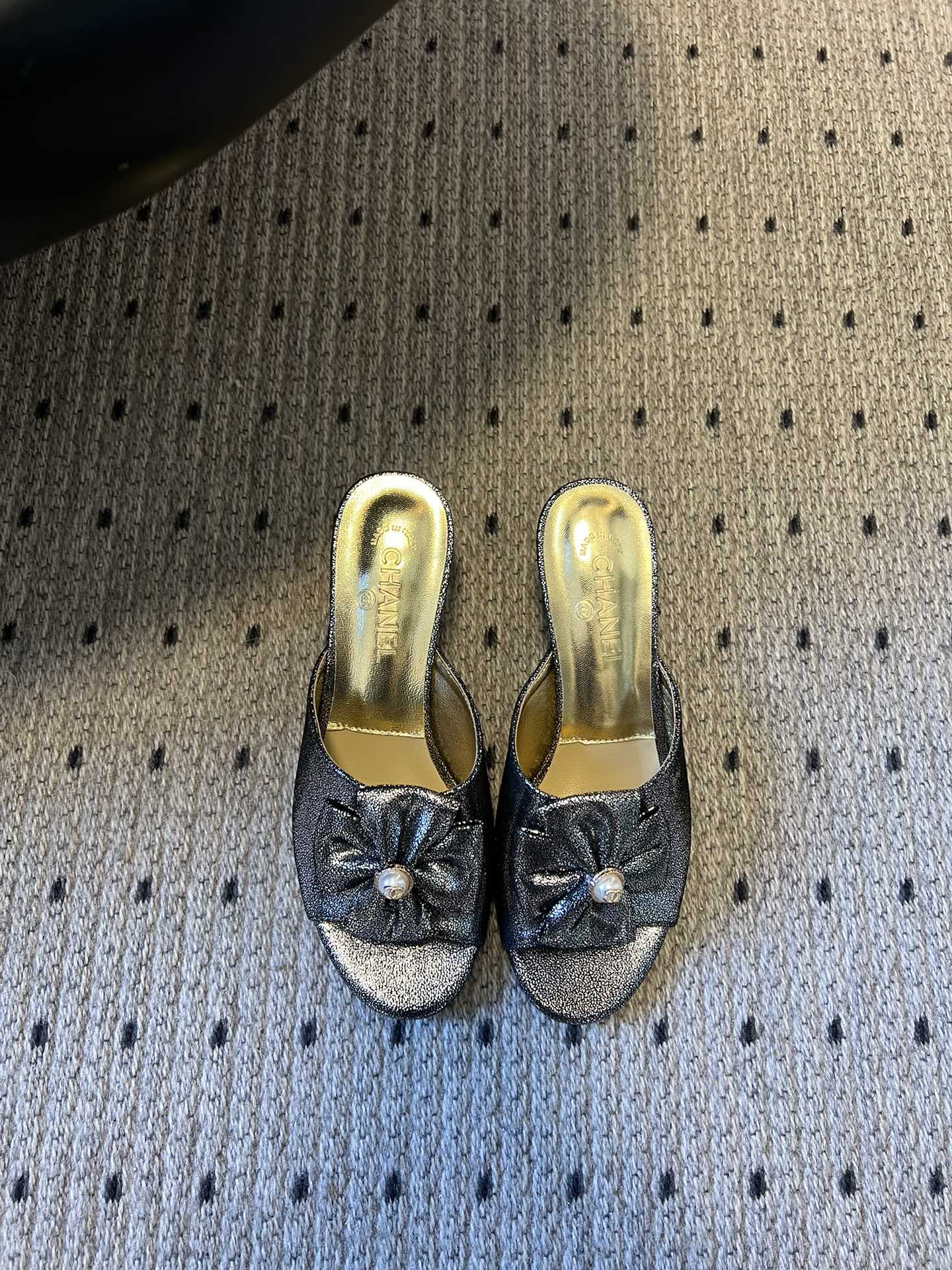 Chane* 26ss春夏新款蝴蝶结珍珠装饰高跟拖鞋每双鞋头都带有品牌标志性的蝴蝶结+珍珠装饰，是辨识度