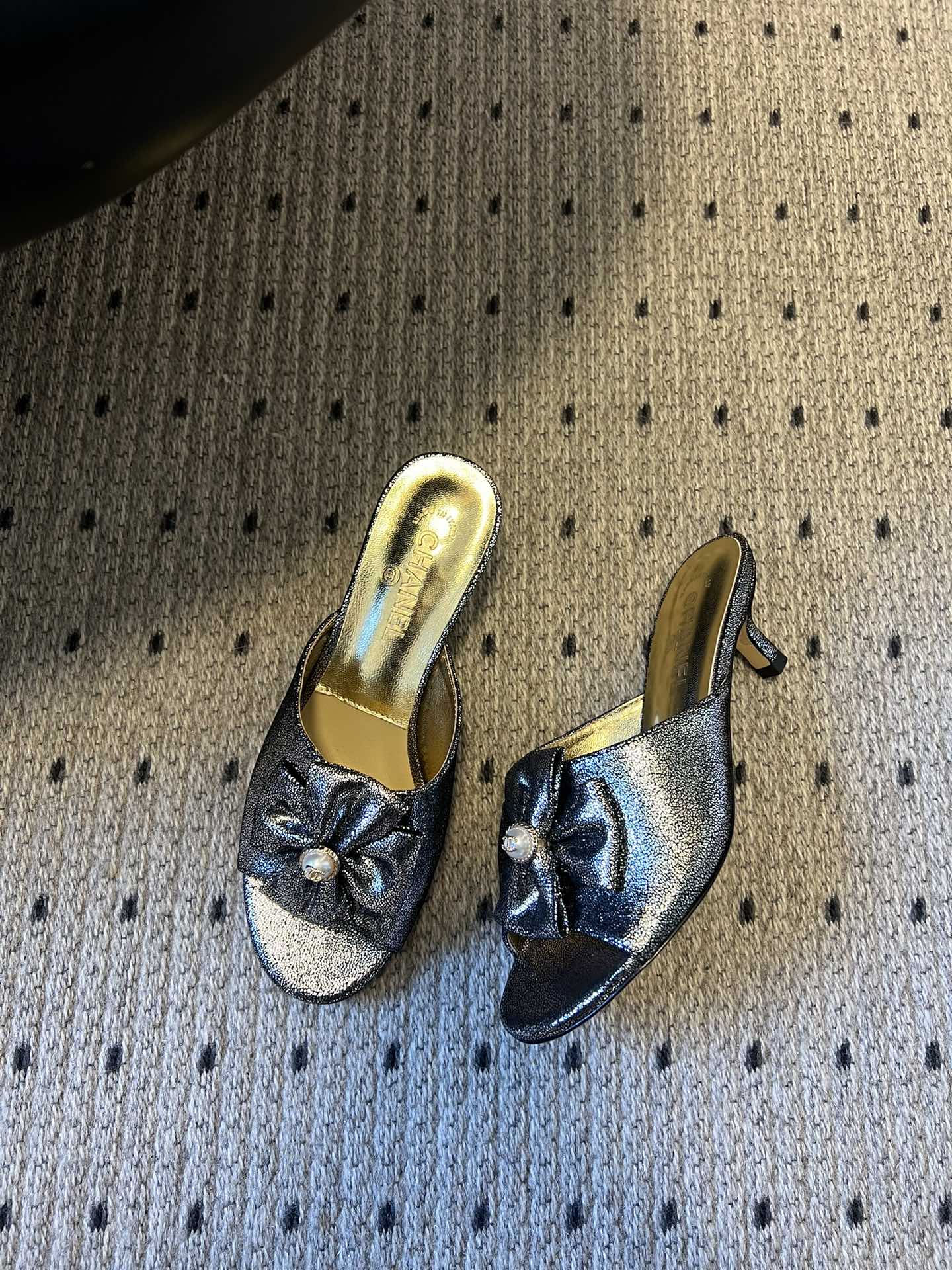 Chane* 26ss春夏新款蝴蝶结珍珠装饰高跟拖鞋每双鞋头都带有品牌标志性的蝴蝶结+珍珠装饰，是辨识度