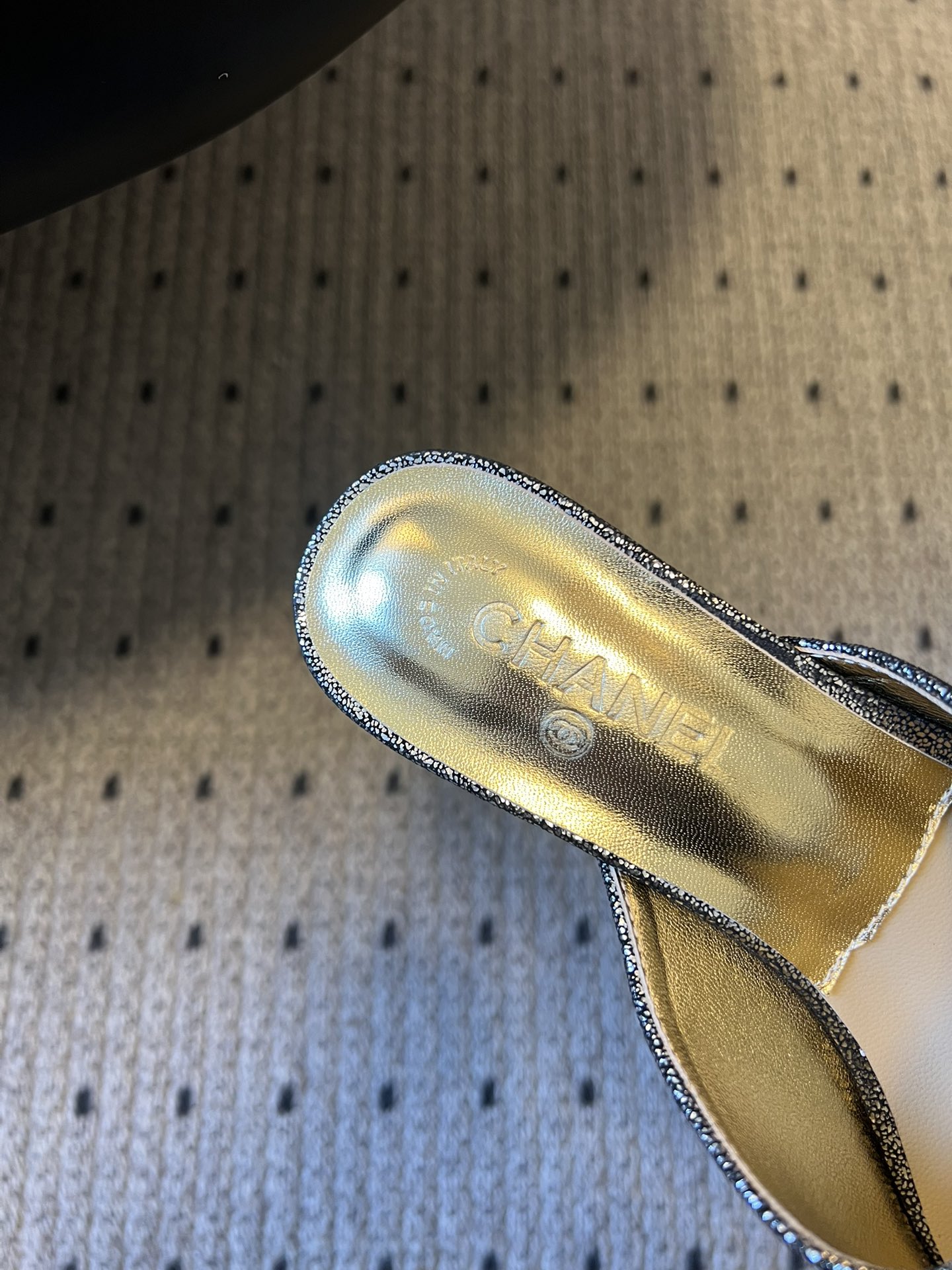 Chane* 26ss春夏新款蝴蝶结珍珠装饰高跟拖鞋每双鞋头都带有品牌标志性的蝴蝶结+珍珠装饰，是辨识度