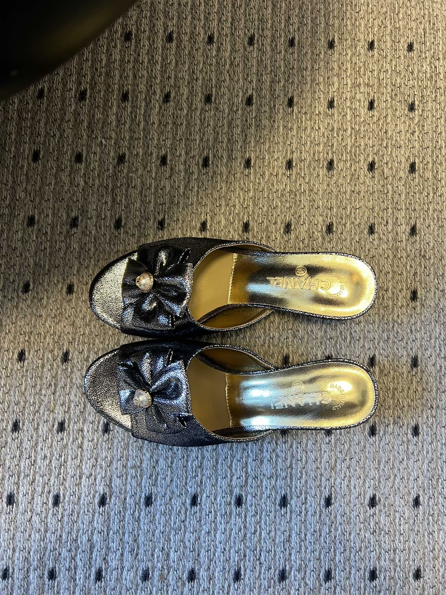 Chane* 26ss春夏新款蝴蝶结珍珠装饰高跟拖鞋每双鞋头都带有品牌标志性的蝴蝶结+珍珠装饰，是辨识度