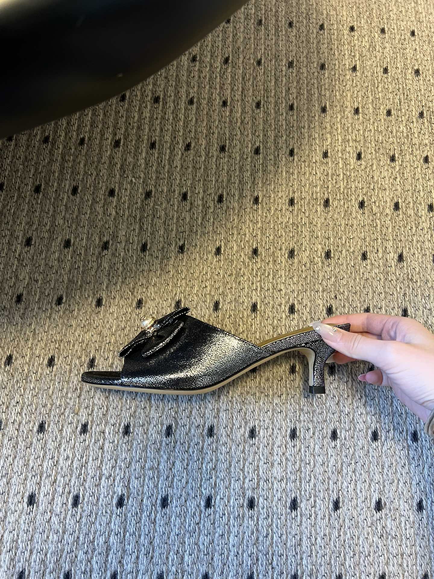 Chane* 26ss春夏新款蝴蝶结珍珠装饰高跟拖鞋每双鞋头都带有品牌标志性的蝴蝶结+珍珠装饰，是辨识度