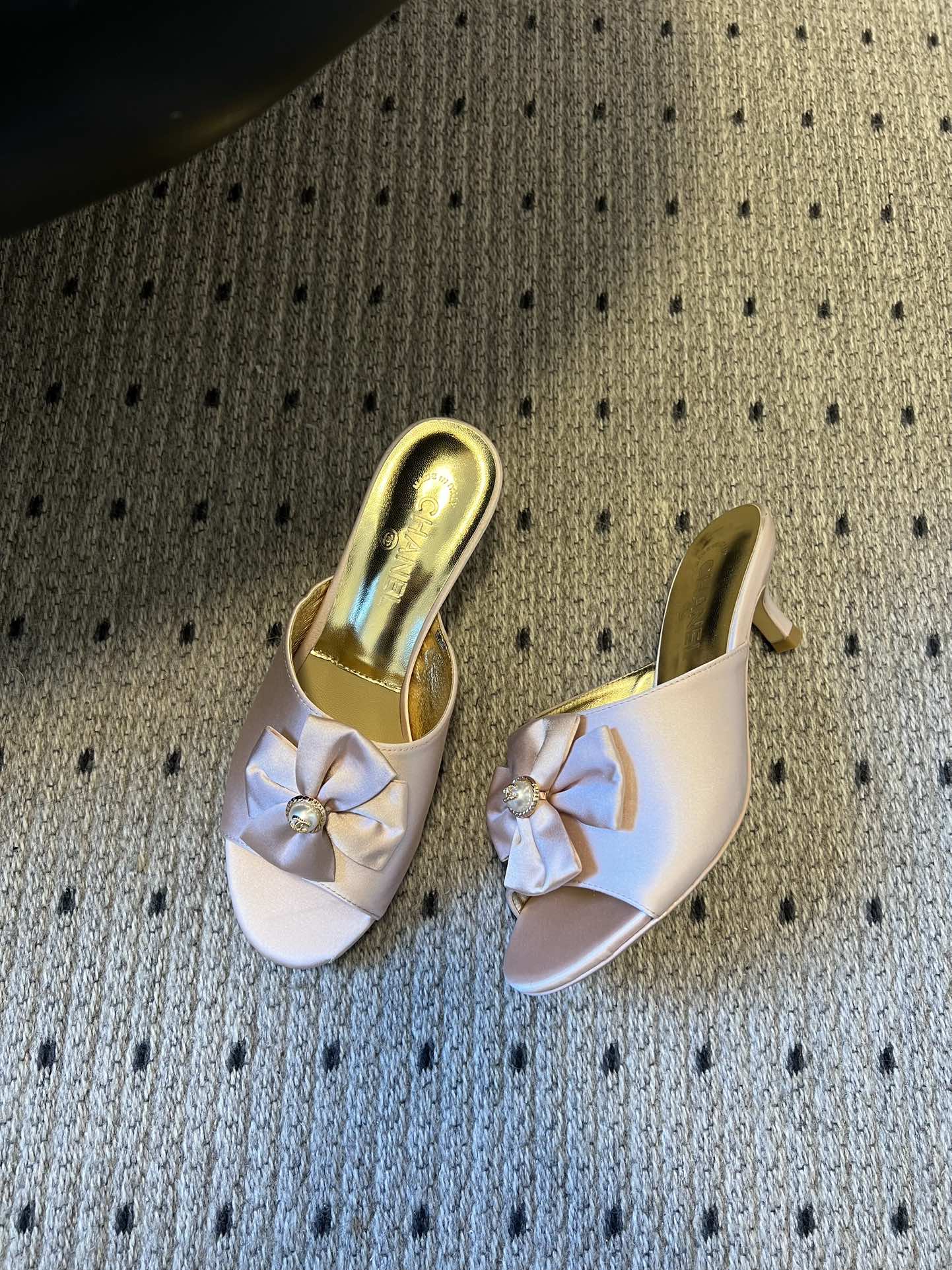 Chane* 26ss春夏新款蝴蝶结珍珠装饰高跟拖鞋每双鞋头都带有品牌标志性的蝴蝶结+珍珠装饰，是辨识度