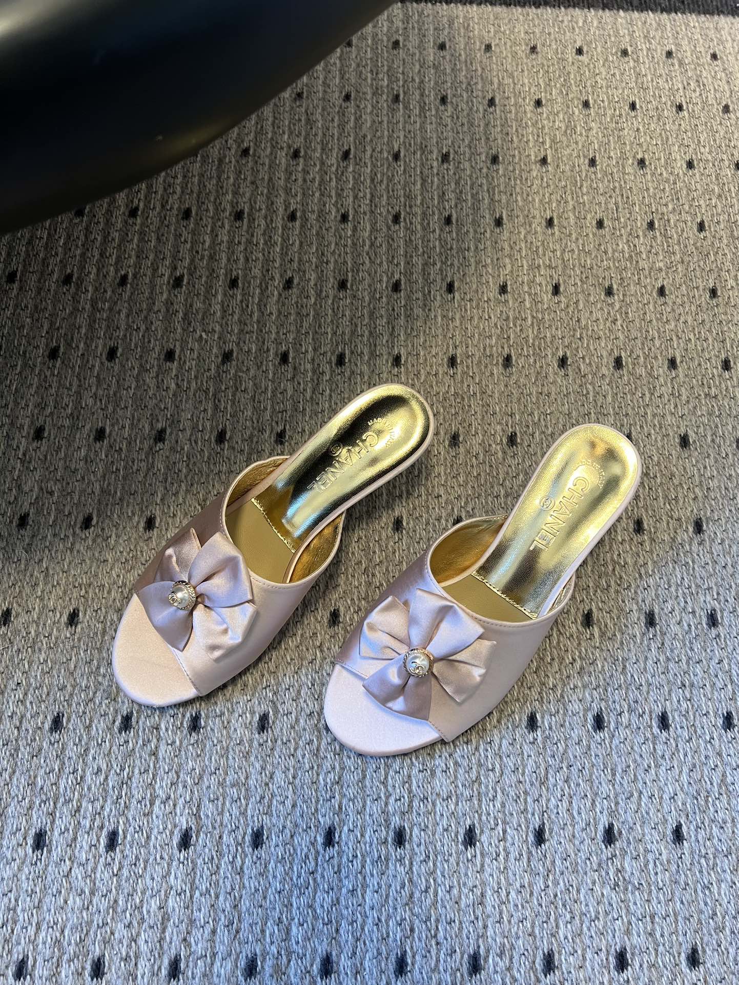 Chane* 26ss春夏新款蝴蝶结珍珠装饰高跟拖鞋每双鞋头都带有品牌标志性的蝴蝶结+珍珠装饰，是辨识度