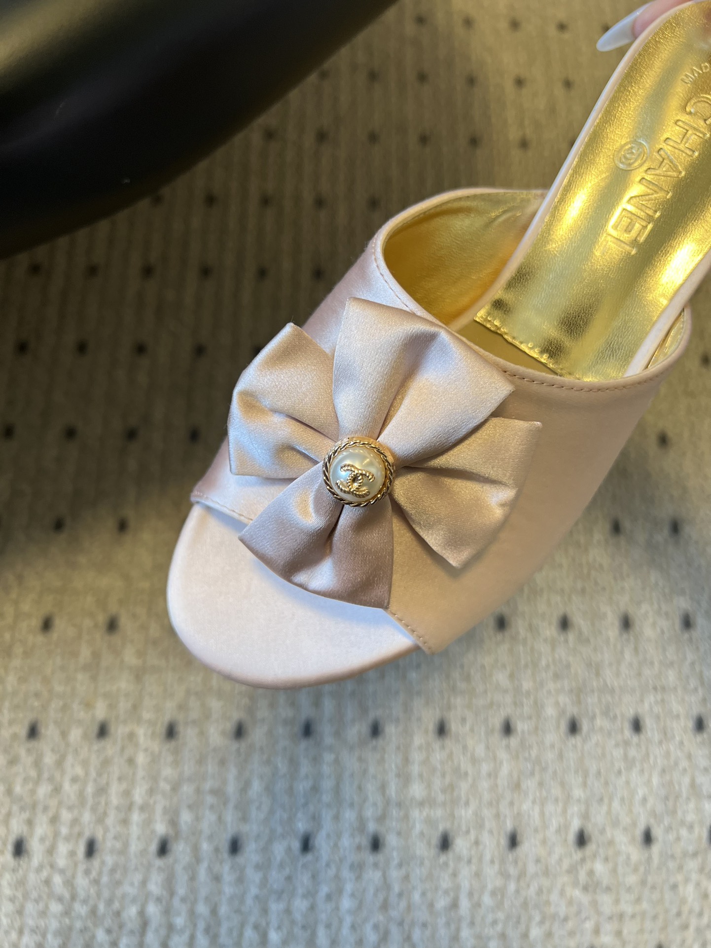 Chane* 26ss春夏新款蝴蝶结珍珠装饰高跟拖鞋每双鞋头都带有品牌标志性的蝴蝶结+珍珠装饰，是辨识度