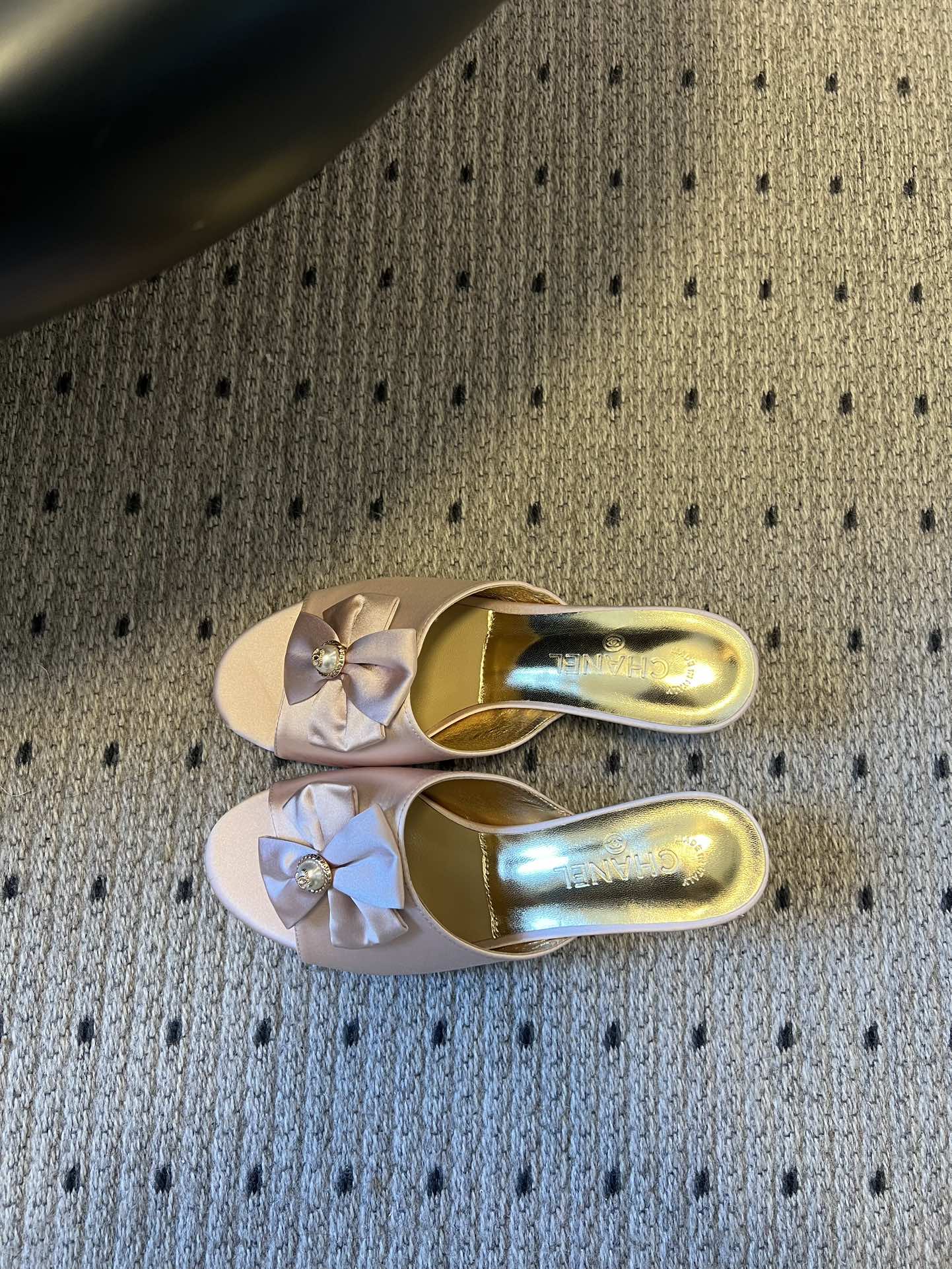 Chane* 26ss春夏新款蝴蝶结珍珠装饰高跟拖鞋每双鞋头都带有品牌标志性的蝴蝶结+珍珠装饰，是辨识度