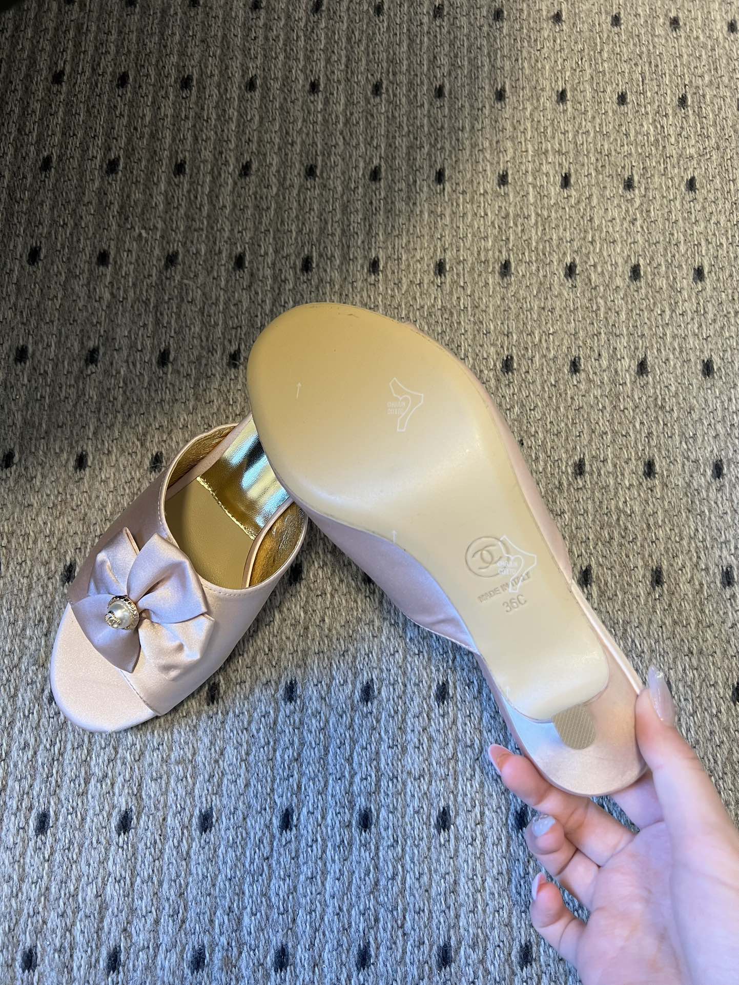 Chane* 26ss春夏新款蝴蝶结珍珠装饰高跟拖鞋每双鞋头都带有品牌标志性的蝴蝶结+珍珠装饰，是辨识度