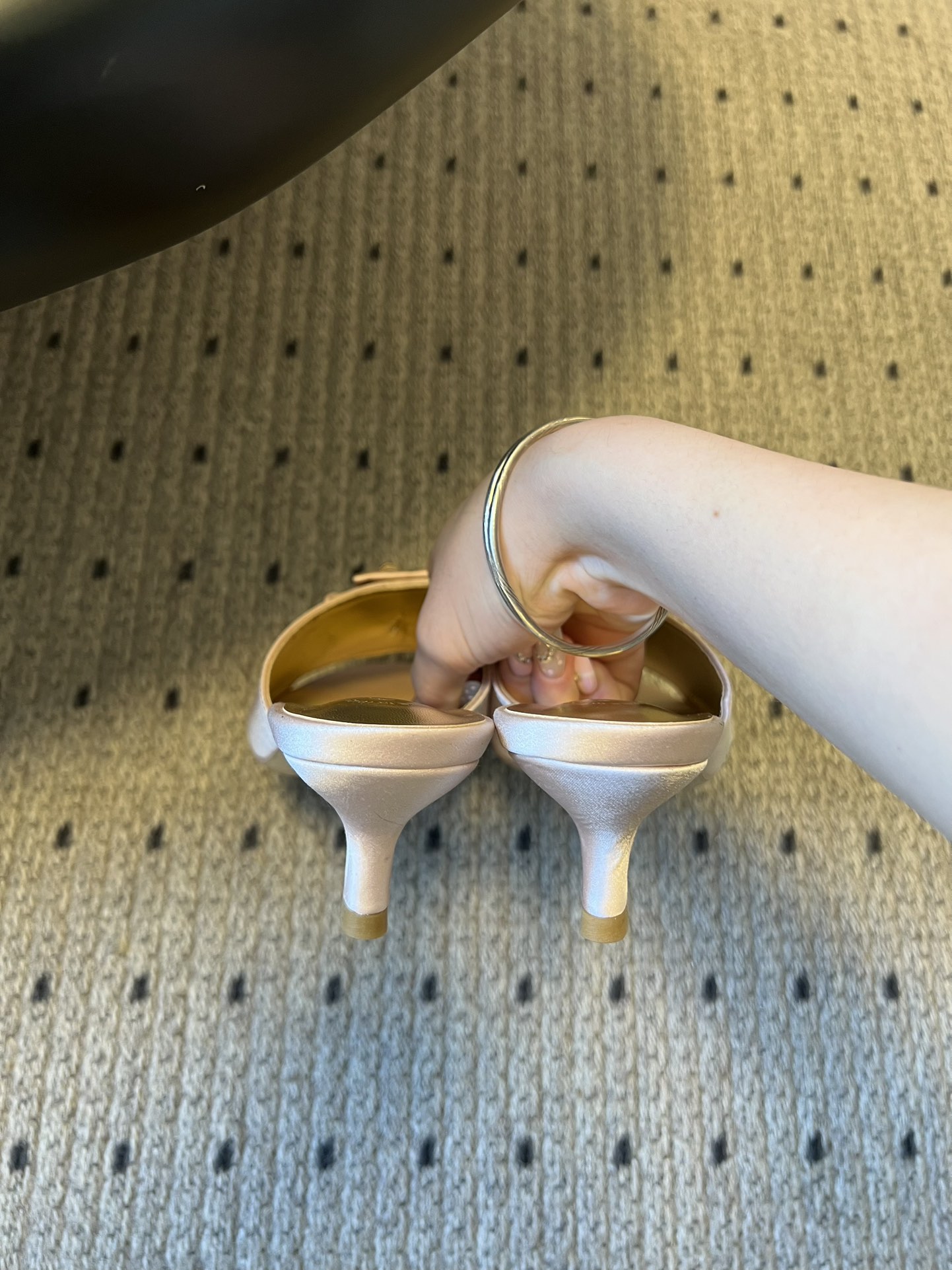 Chane* 26ss春夏新款蝴蝶结珍珠装饰高跟拖鞋每双鞋头都带有品牌标志性的蝴蝶结+珍珠装饰，是辨识度