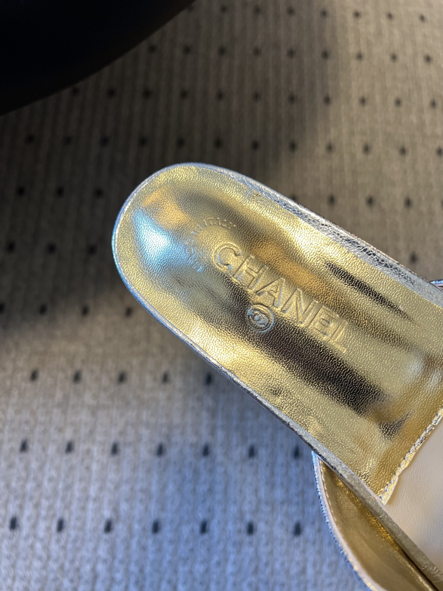 Chane* 26ss春夏新款蝴蝶结珍珠装饰平底拖鞋每双鞋头都带有品牌标志性的蝴蝶结+珍珠装饰，是辨识度