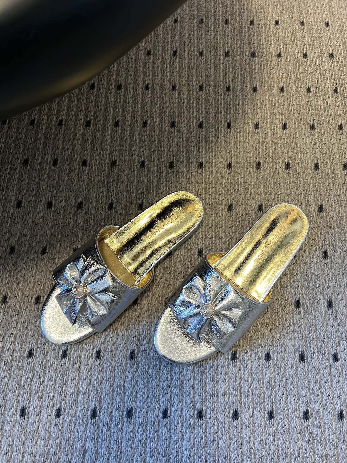 Chane* 26ss春夏新款蝴蝶结珍珠装饰平底拖鞋每双鞋头都带有品牌标志性的蝴蝶结+珍珠装饰，是辨识度