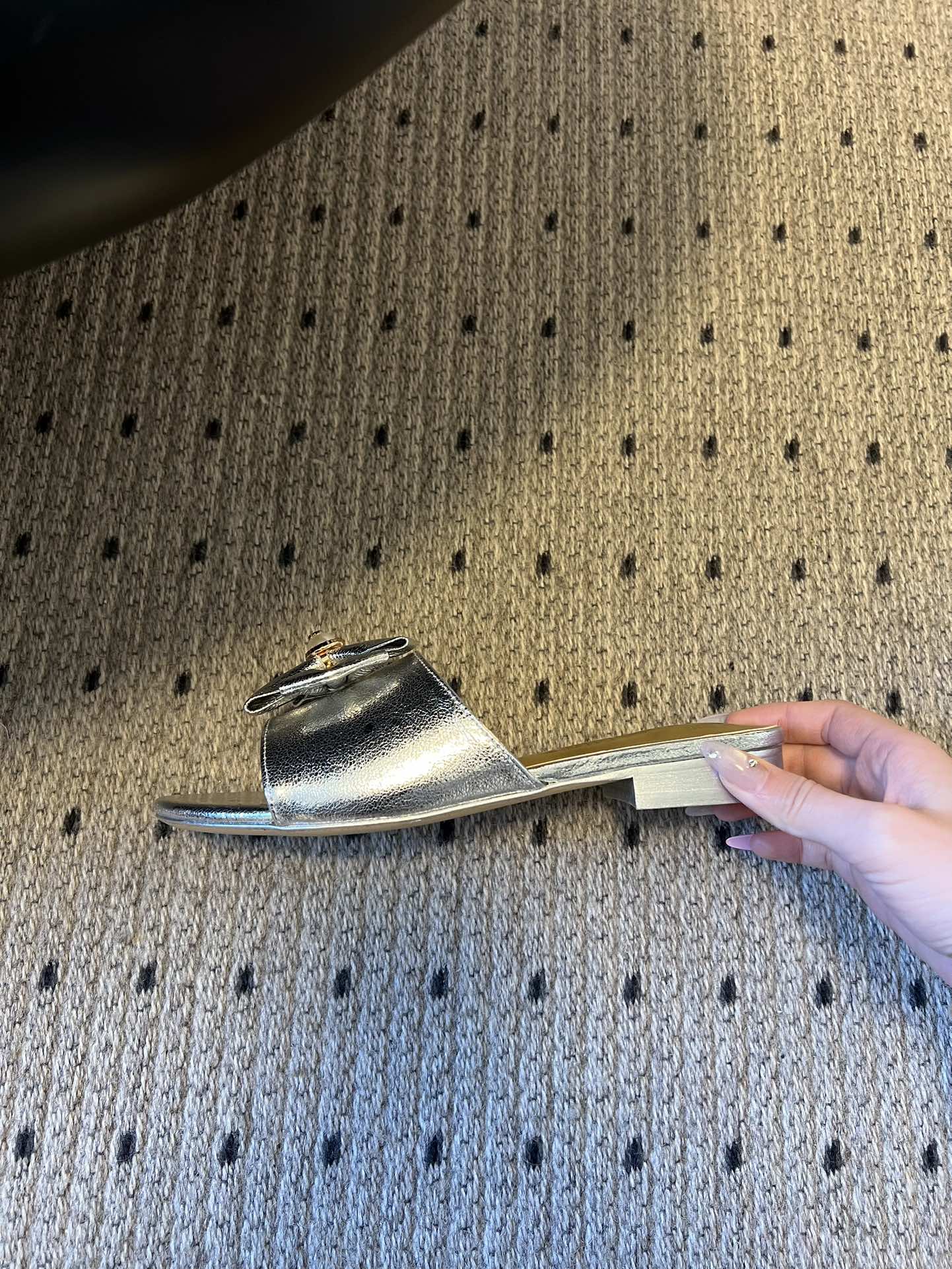 Chane* 26ss春夏新款蝴蝶结珍珠装饰平底拖鞋每双鞋头都带有品牌标志性的蝴蝶结+珍珠装饰，是辨识度