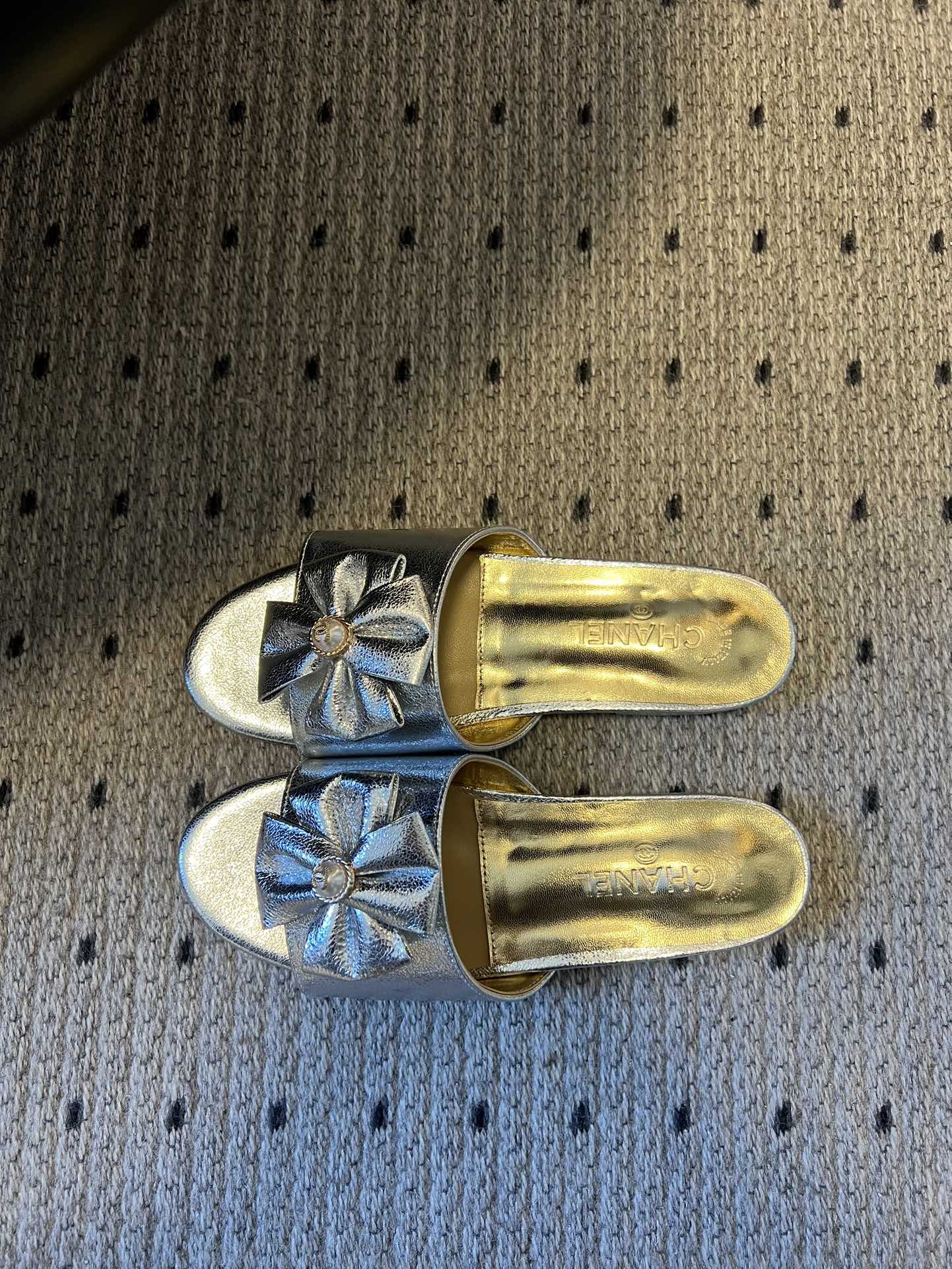 Chane* 26ss春夏新款蝴蝶结珍珠装饰平底拖鞋每双鞋头都带有品牌标志性的蝴蝶结+珍珠装饰，是辨识度