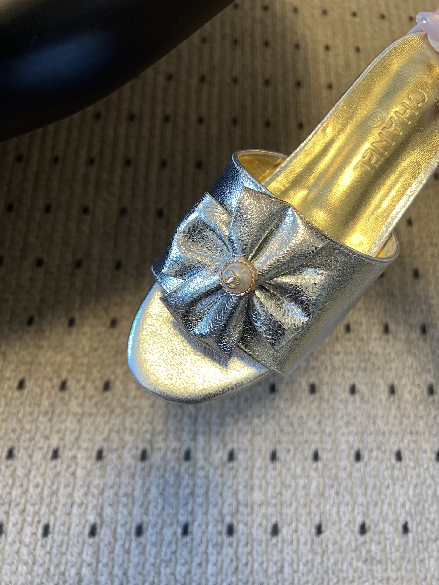 Chane* 26ss春夏新款蝴蝶结珍珠装饰平底拖鞋每双鞋头都带有品牌标志性的蝴蝶结+珍珠装饰，是辨识度