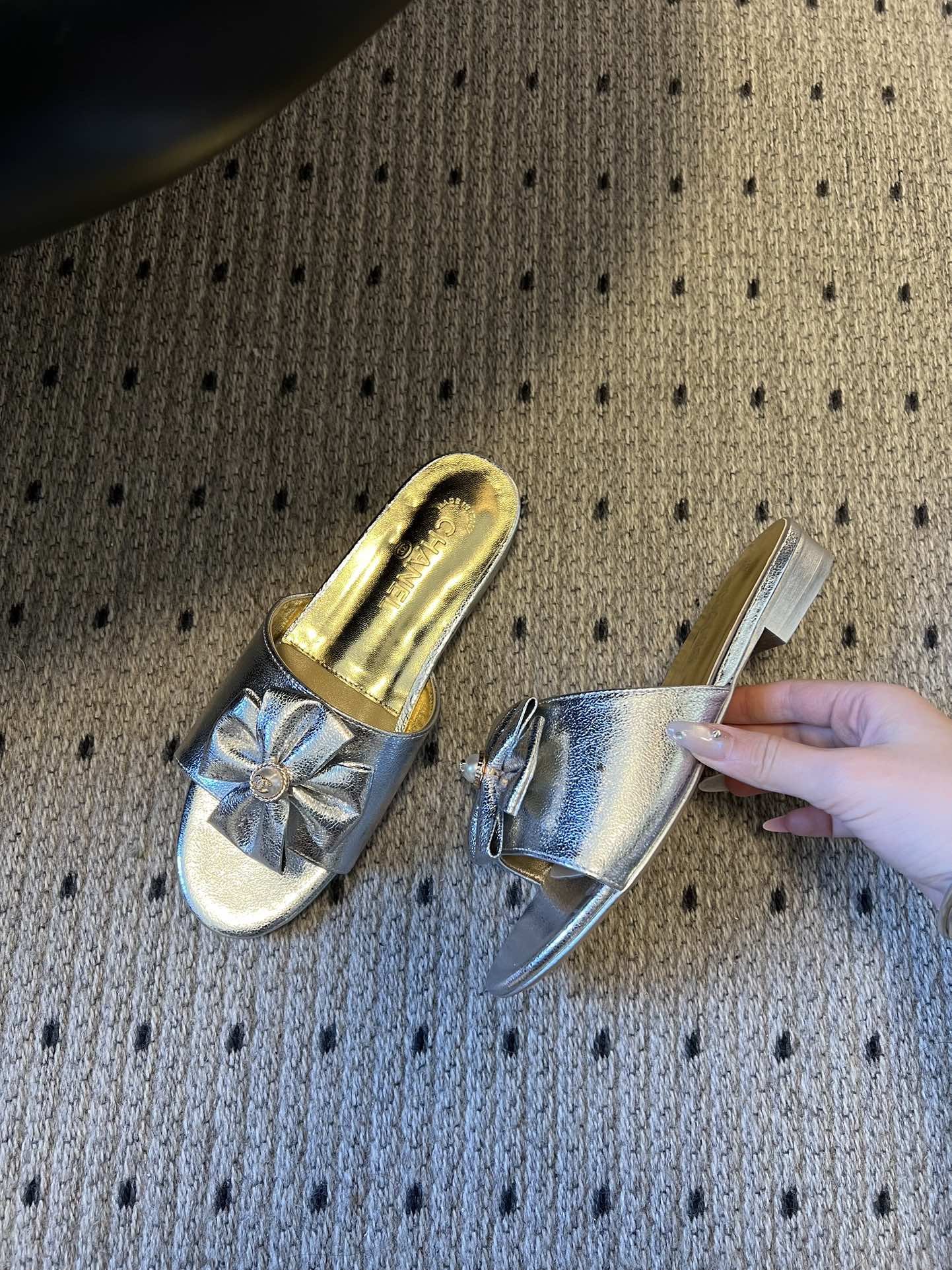 Chane* 26ss春夏新款蝴蝶结珍珠装饰平底拖鞋每双鞋头都带有品牌标志性的蝴蝶结+珍珠装饰，是辨识度