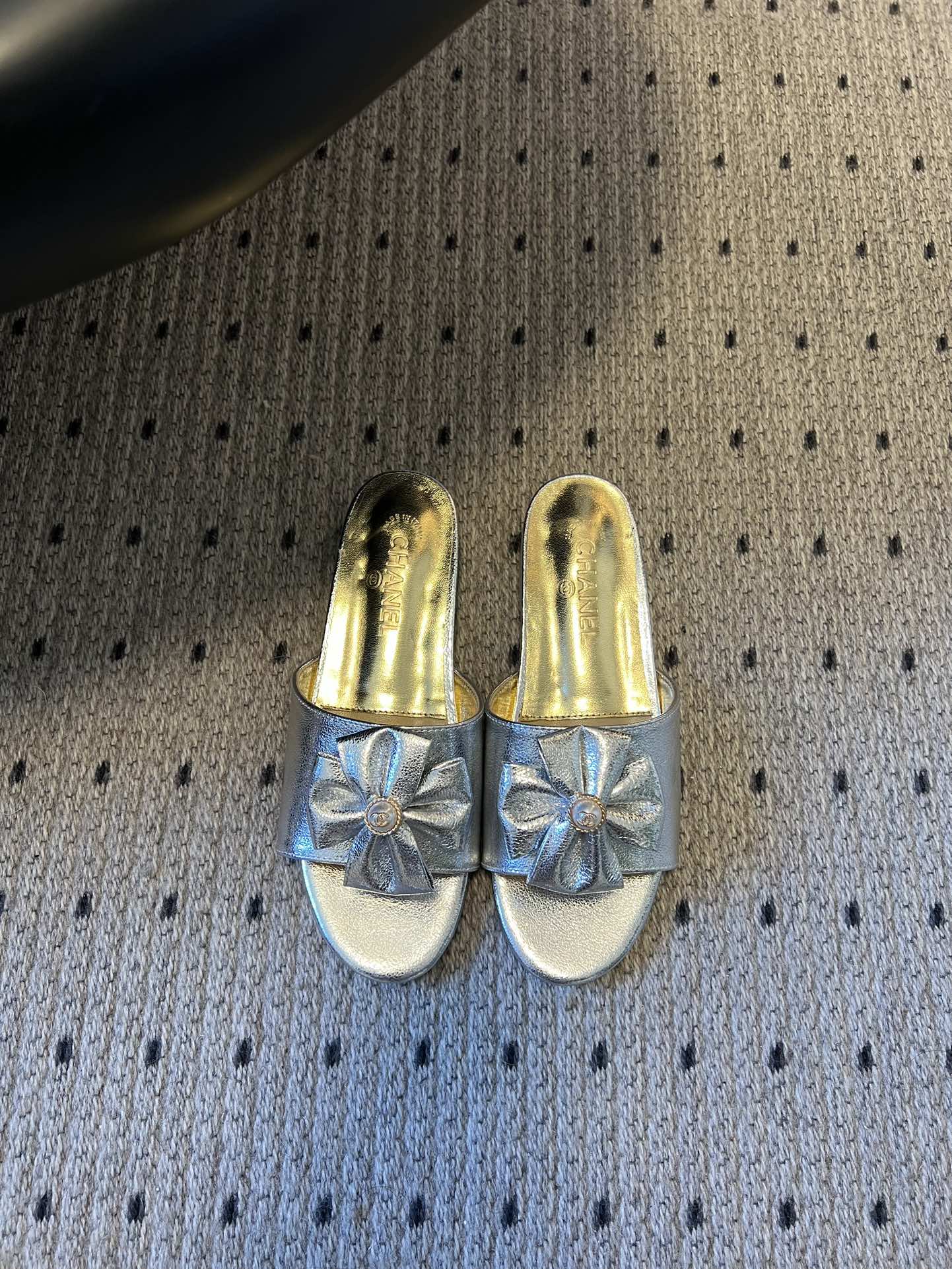 Chane* 26ss春夏新款蝴蝶结珍珠装饰平底拖鞋每双鞋头都带有品牌标志性的蝴蝶结+珍珠装饰，是辨识度