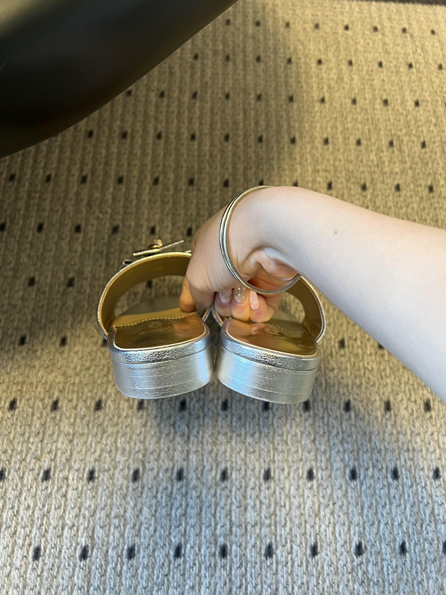 Chane* 26ss春夏新款蝴蝶结珍珠装饰平底拖鞋每双鞋头都带有品牌标志性的蝴蝶结+珍珠装饰，是辨识度