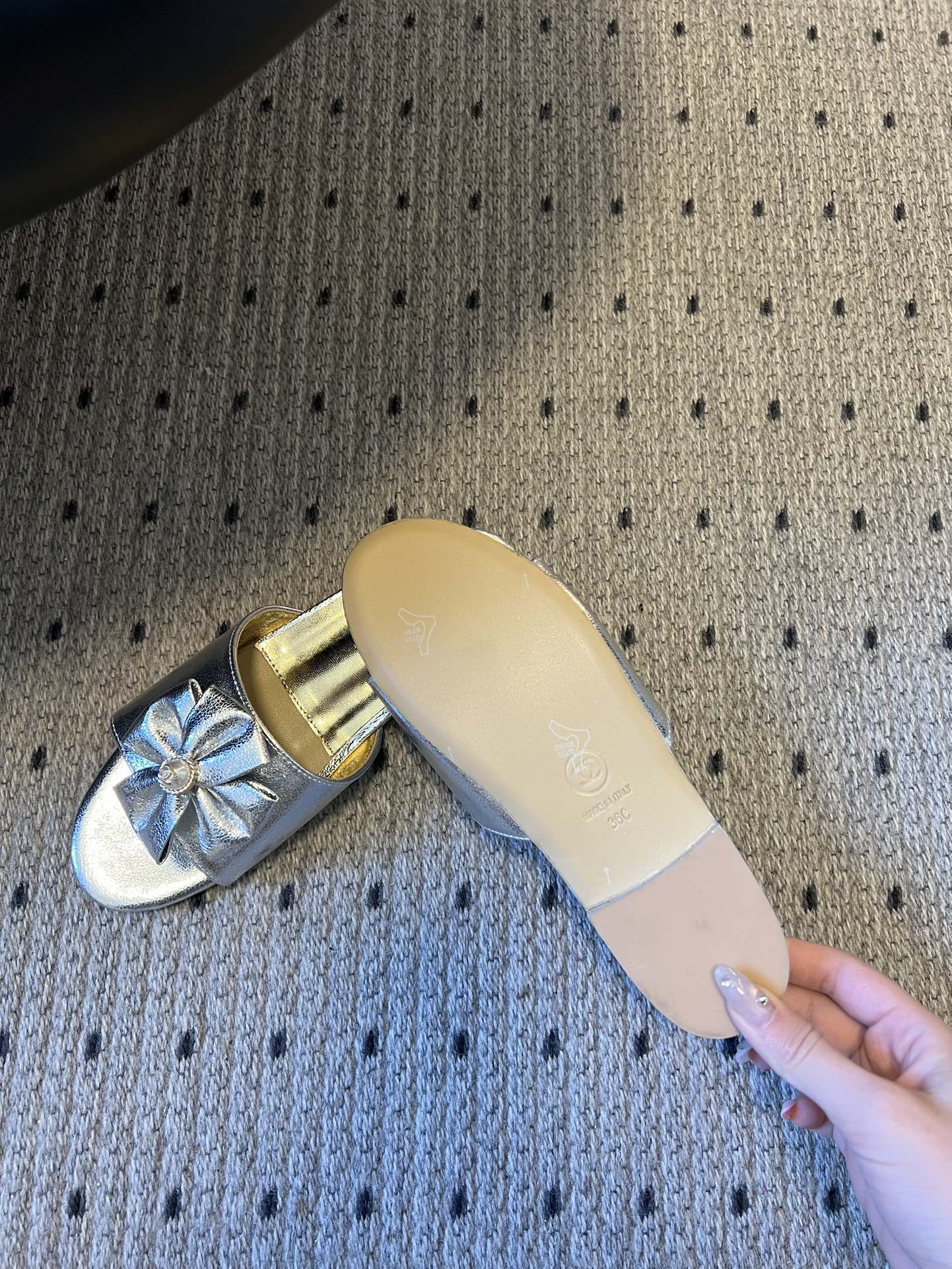 Chane* 26ss春夏新款蝴蝶结珍珠装饰平底拖鞋每双鞋头都带有品牌标志性的蝴蝶结+珍珠装饰，是辨识度