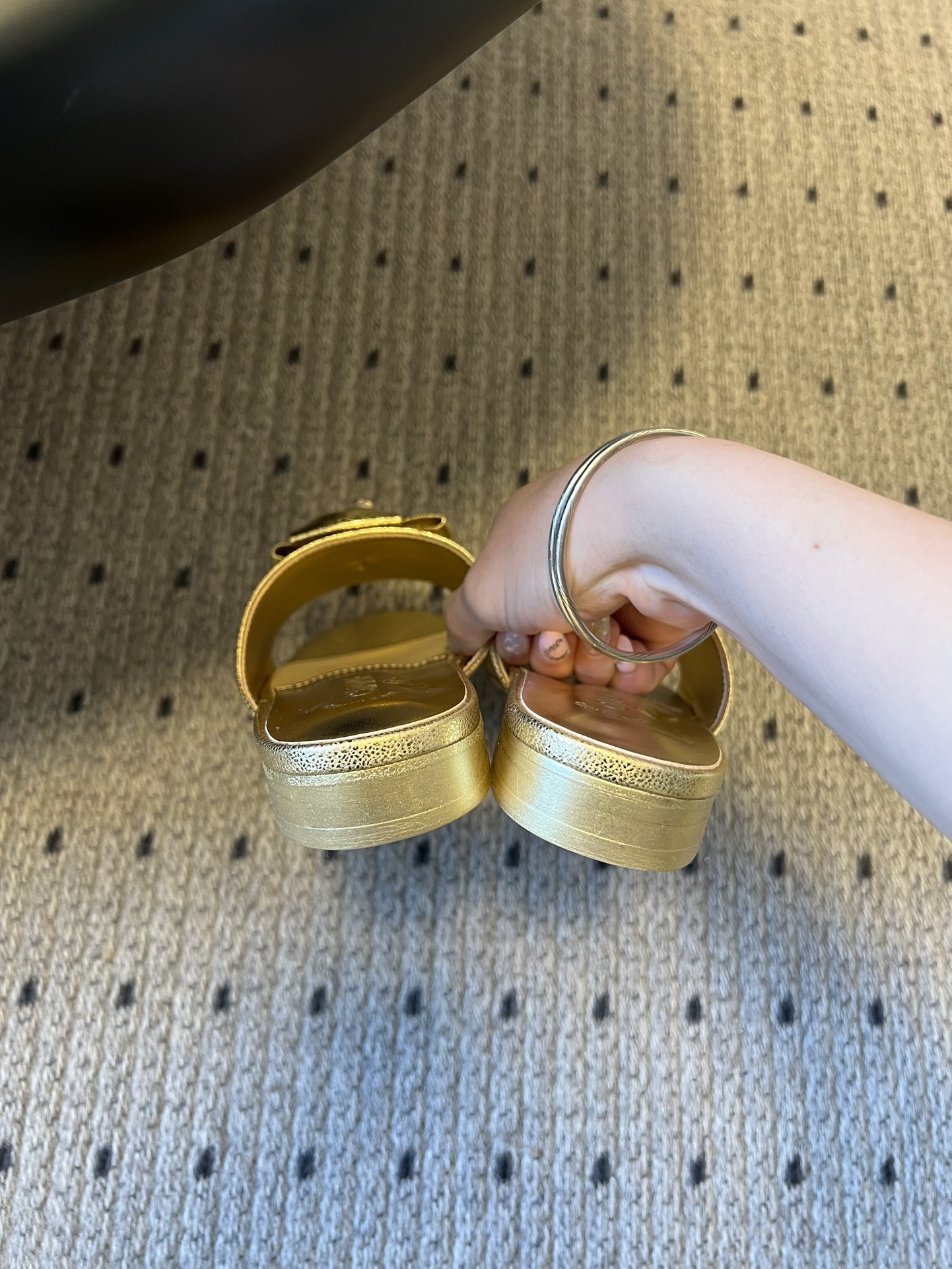 Chane* 26ss春夏新款蝴蝶结珍珠装饰平底拖鞋每双鞋头都带有品牌标志性的蝴蝶结+珍珠装饰，是辨识度