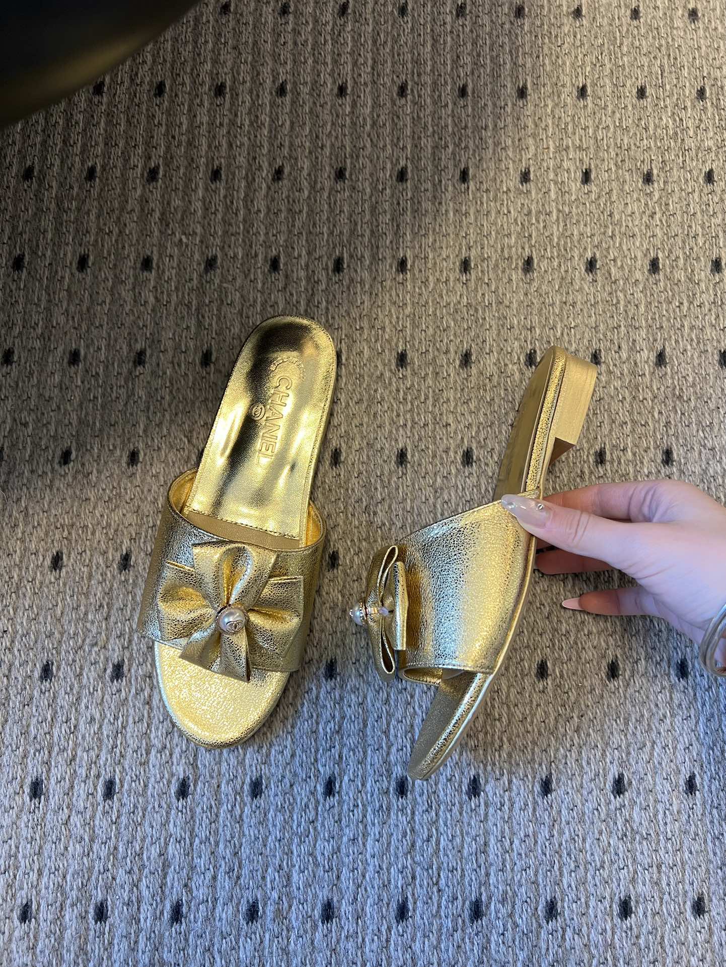 Chane* 26ss春夏新款蝴蝶结珍珠装饰平底拖鞋每双鞋头都带有品牌标志性的蝴蝶结+珍珠装饰，是辨识度