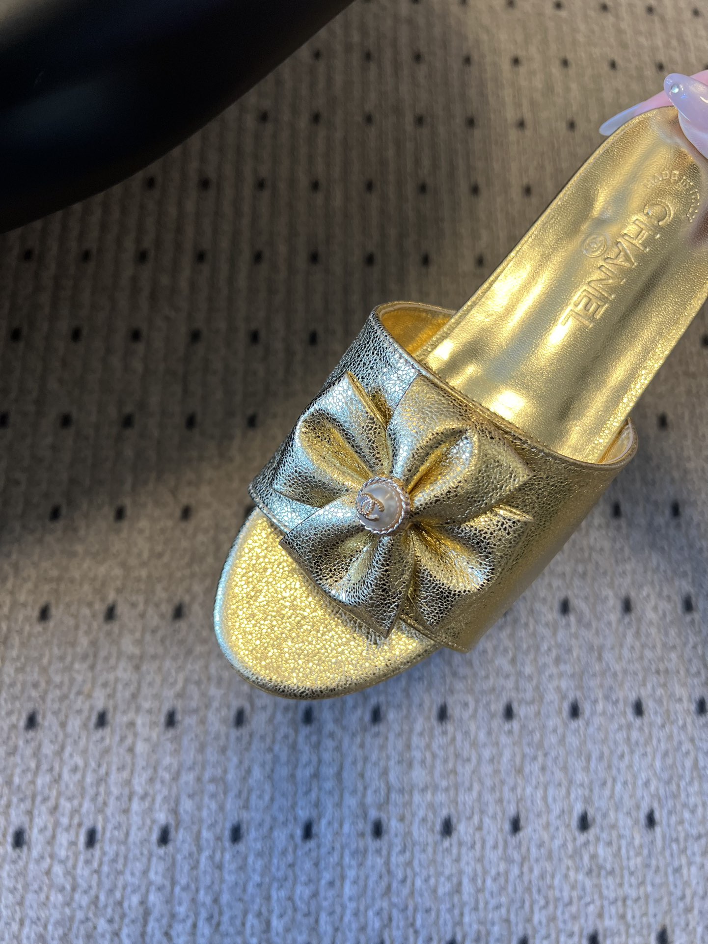 Chane* 26ss春夏新款蝴蝶结珍珠装饰平底拖鞋每双鞋头都带有品牌标志性的蝴蝶结+珍珠装饰，是辨识度