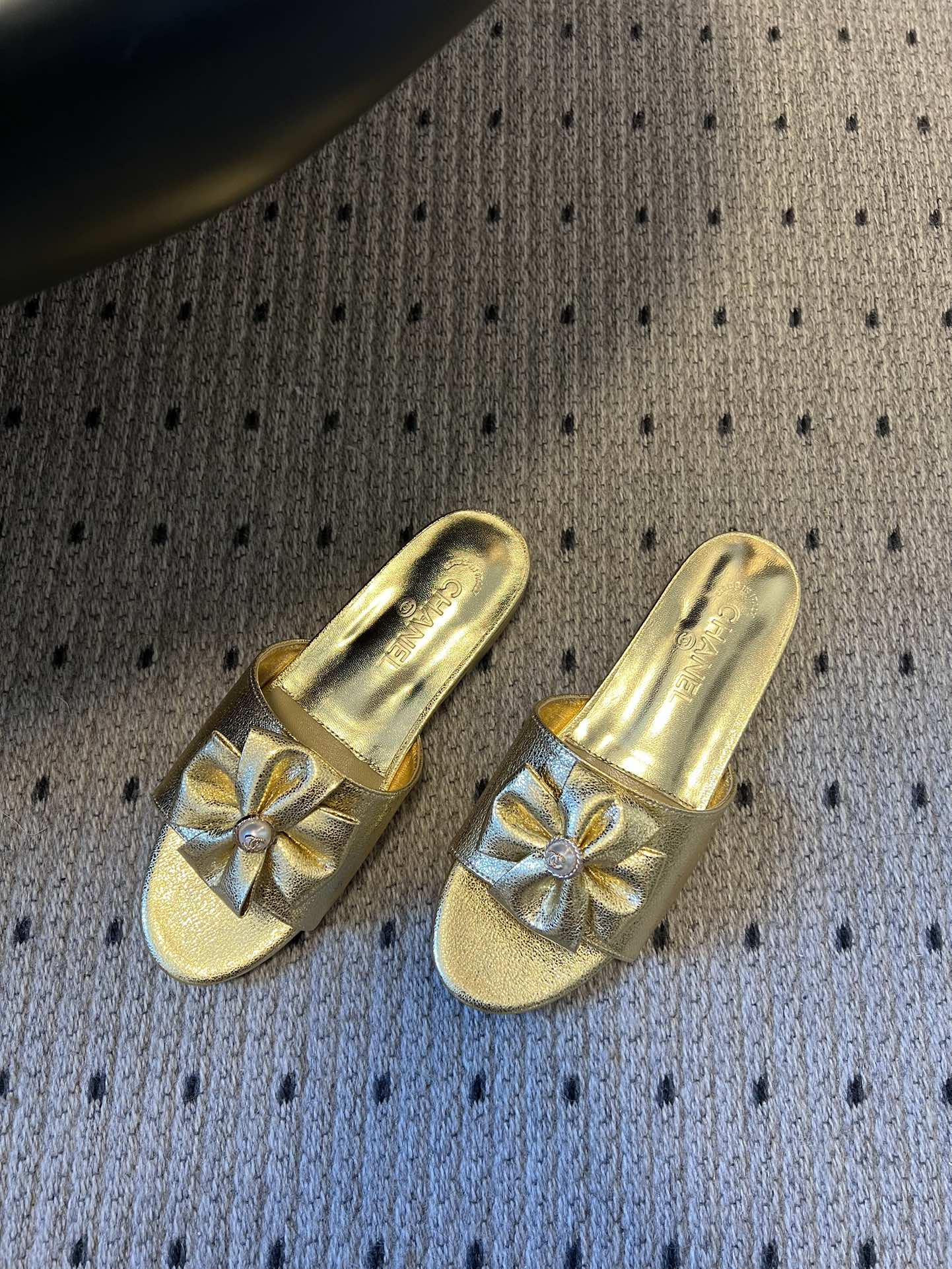 Chane* 26ss春夏新款蝴蝶结珍珠装饰平底拖鞋每双鞋头都带有品牌标志性的蝴蝶结+珍珠装饰，是辨识度