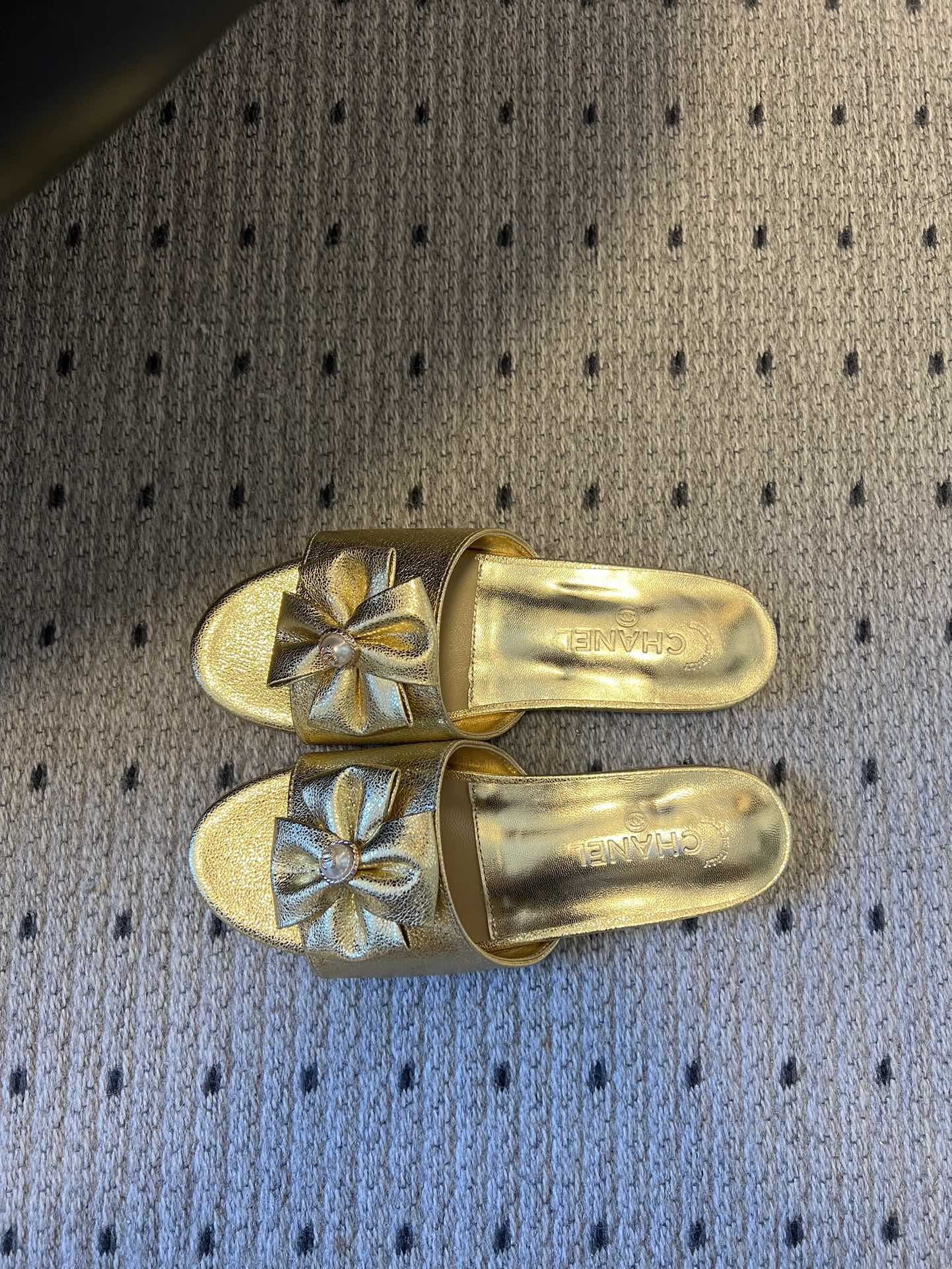 Chane* 26ss春夏新款蝴蝶结珍珠装饰平底拖鞋每双鞋头都带有品牌标志性的蝴蝶结+珍珠装饰，是辨识度