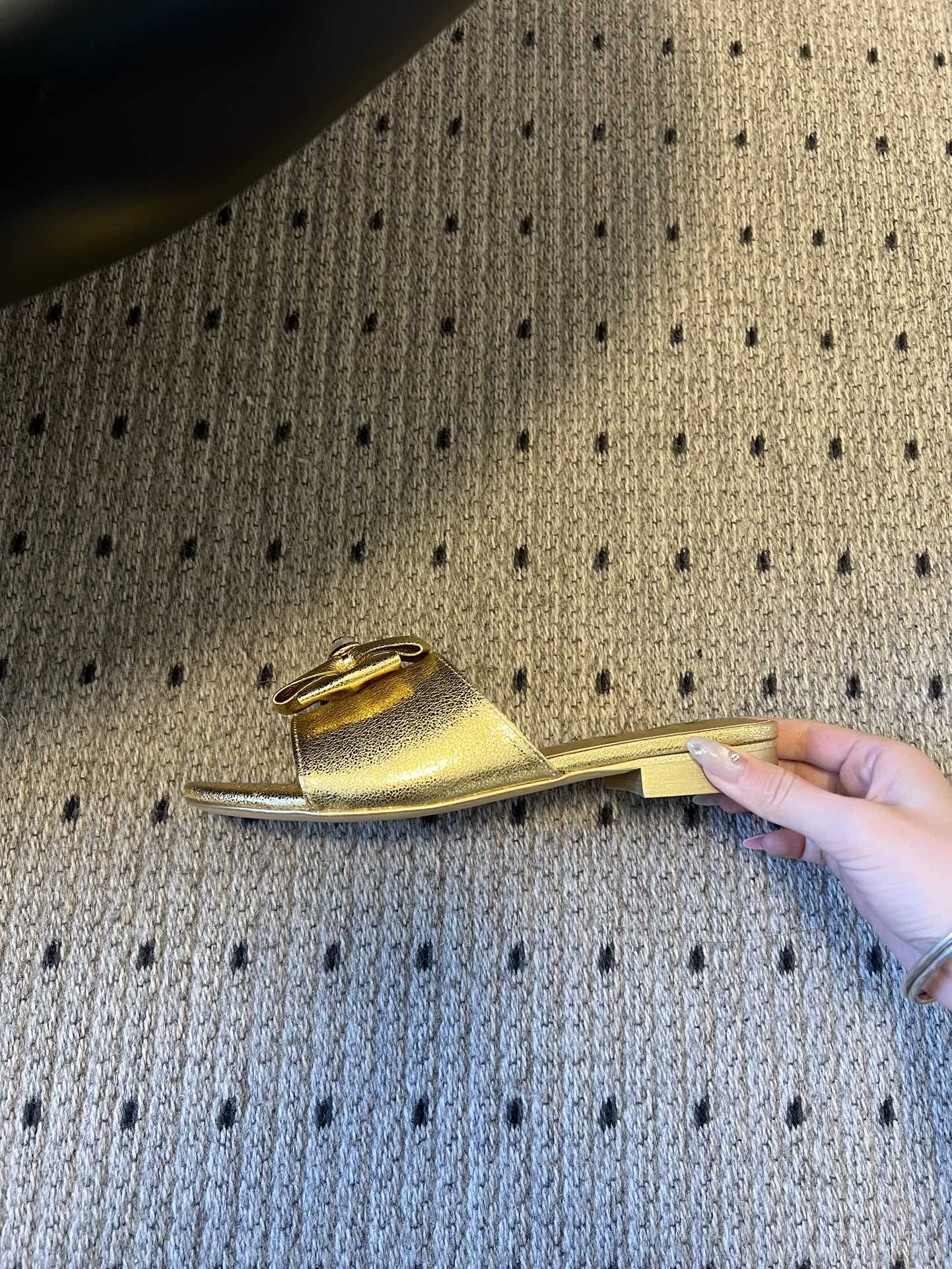 Chane* 26ss春夏新款蝴蝶结珍珠装饰平底拖鞋每双鞋头都带有品牌标志性的蝴蝶结+珍珠装饰，是辨识度