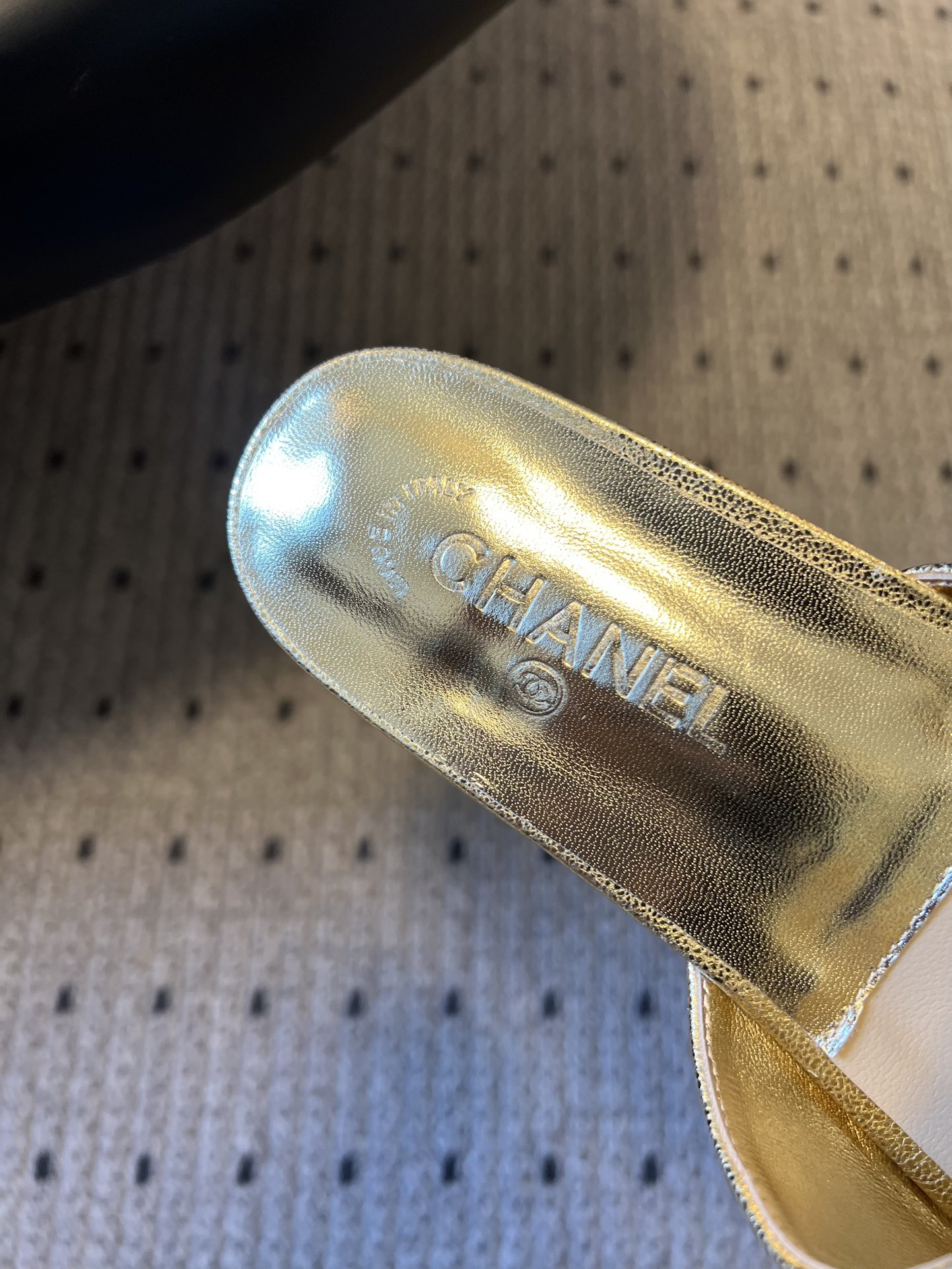 Chane* 26ss春夏新款蝴蝶结珍珠装饰平底拖鞋每双鞋头都带有品牌标志性的蝴蝶结+珍珠装饰，是辨识度