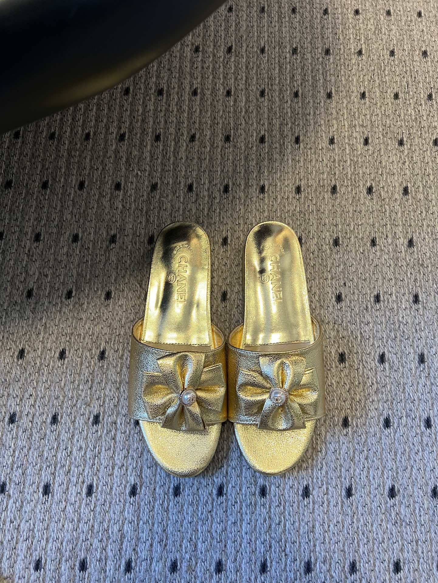 Chane* 26ss春夏新款蝴蝶结珍珠装饰平底拖鞋每双鞋头都带有品牌标志性的蝴蝶结+珍珠装饰，是辨识度