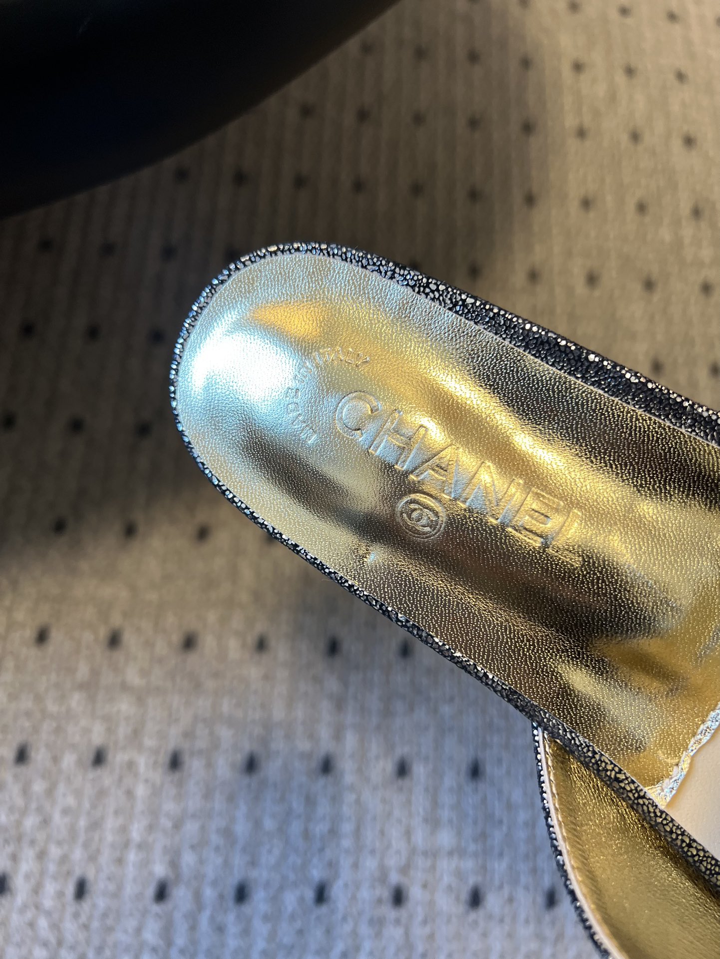 Chane* 26ss春夏新款蝴蝶结珍珠装饰平底拖鞋每双鞋头都带有品牌标志性的蝴蝶结+珍珠装饰，是辨识度