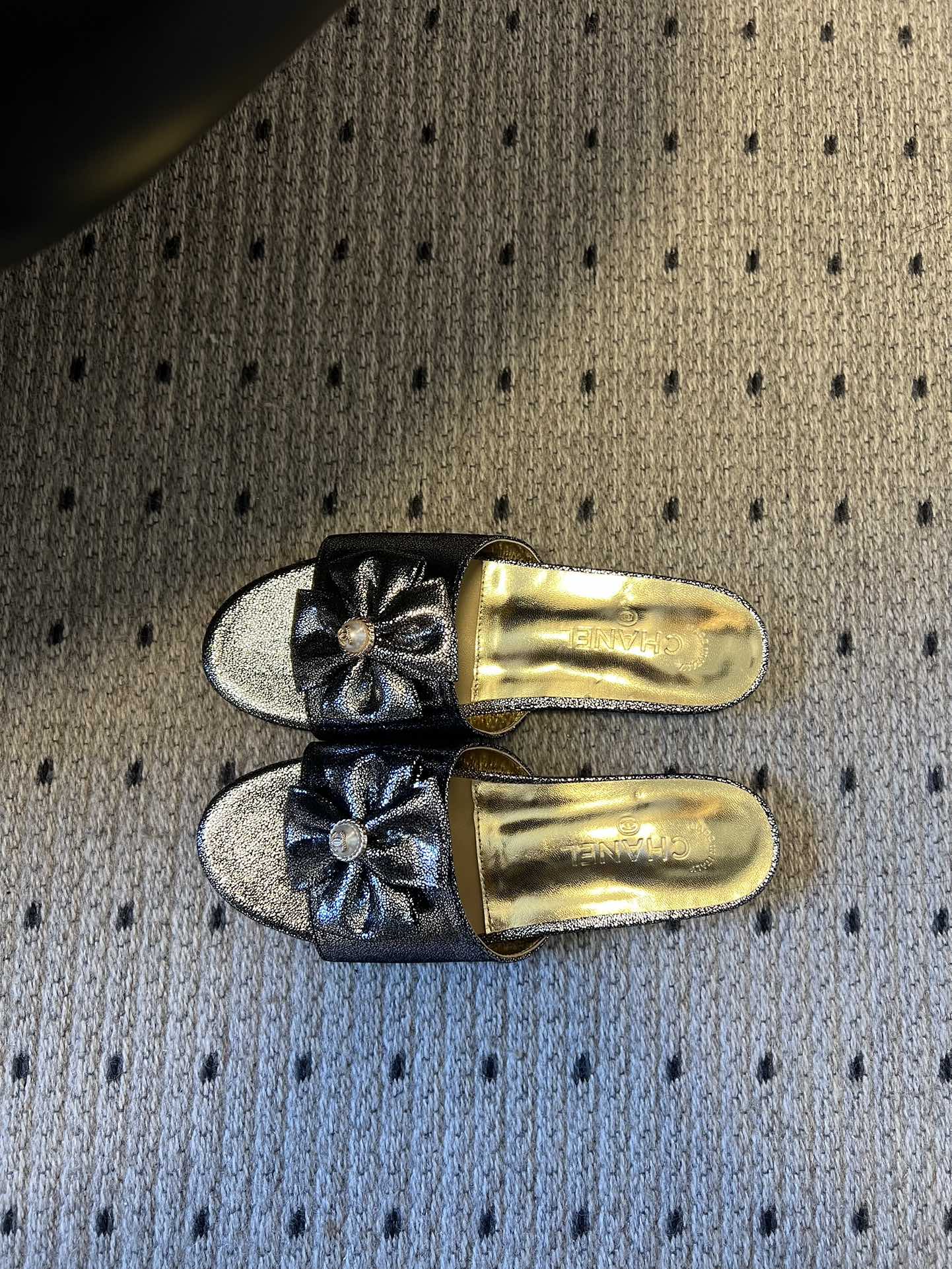 Chane* 26ss春夏新款蝴蝶结珍珠装饰平底拖鞋每双鞋头都带有品牌标志性的蝴蝶结+珍珠装饰，是辨识度