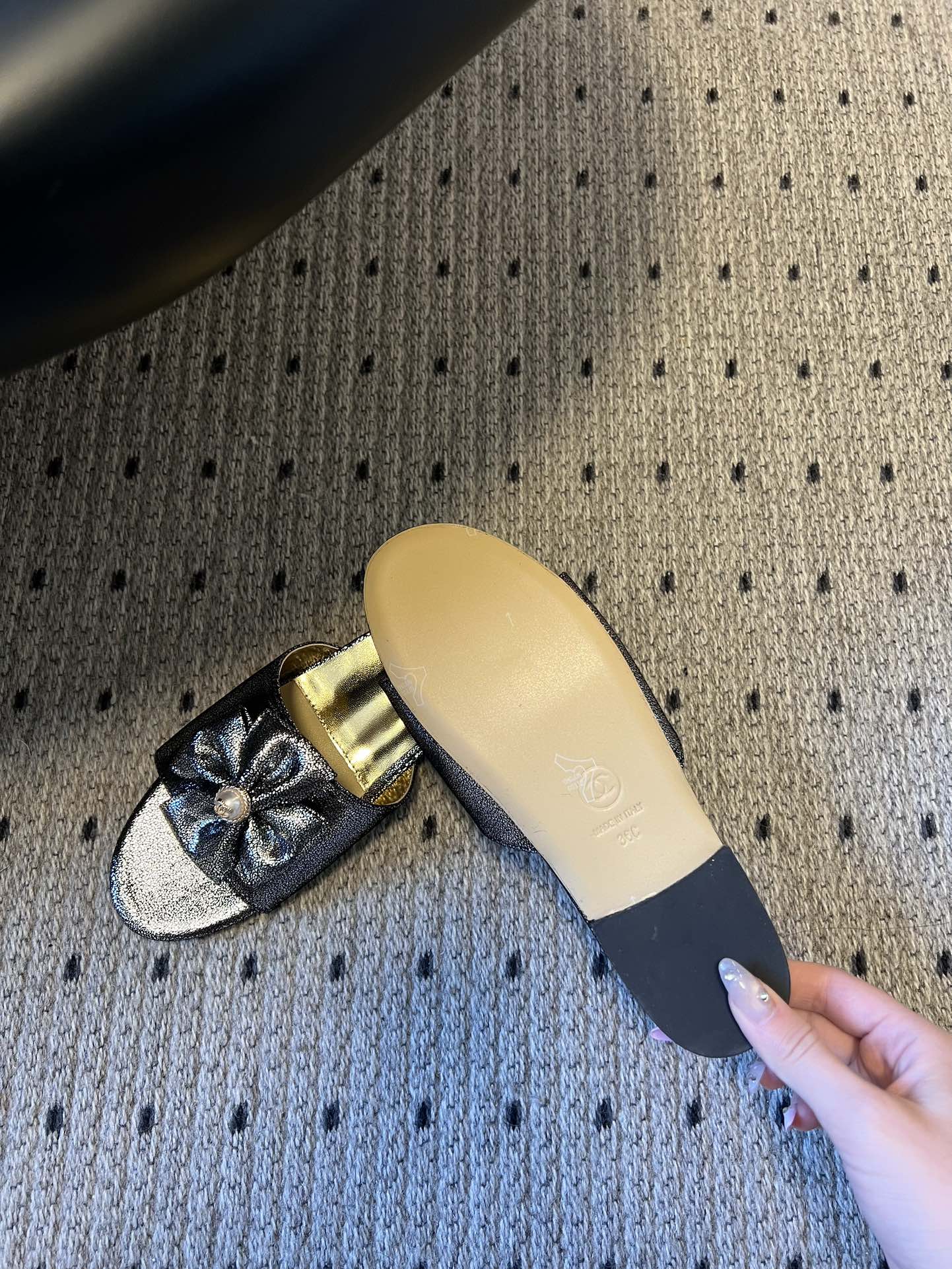 Chane* 26ss春夏新款蝴蝶结珍珠装饰平底拖鞋每双鞋头都带有品牌标志性的蝴蝶结+珍珠装饰，是辨识度