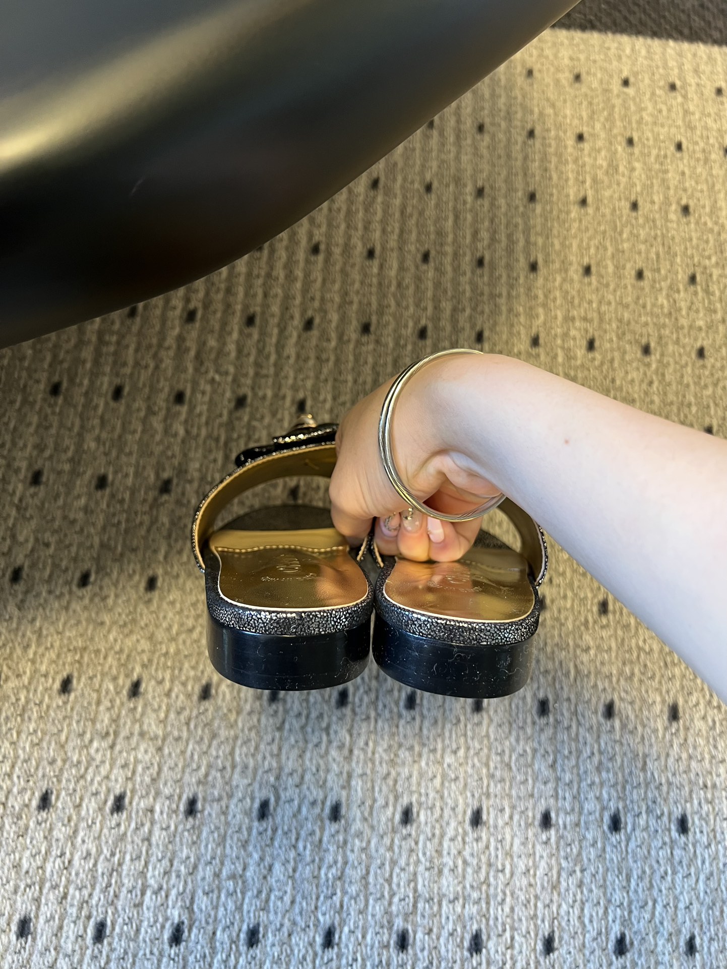 Chane* 26ss春夏新款蝴蝶结珍珠装饰平底拖鞋每双鞋头都带有品牌标志性的蝴蝶结+珍珠装饰，是辨识度