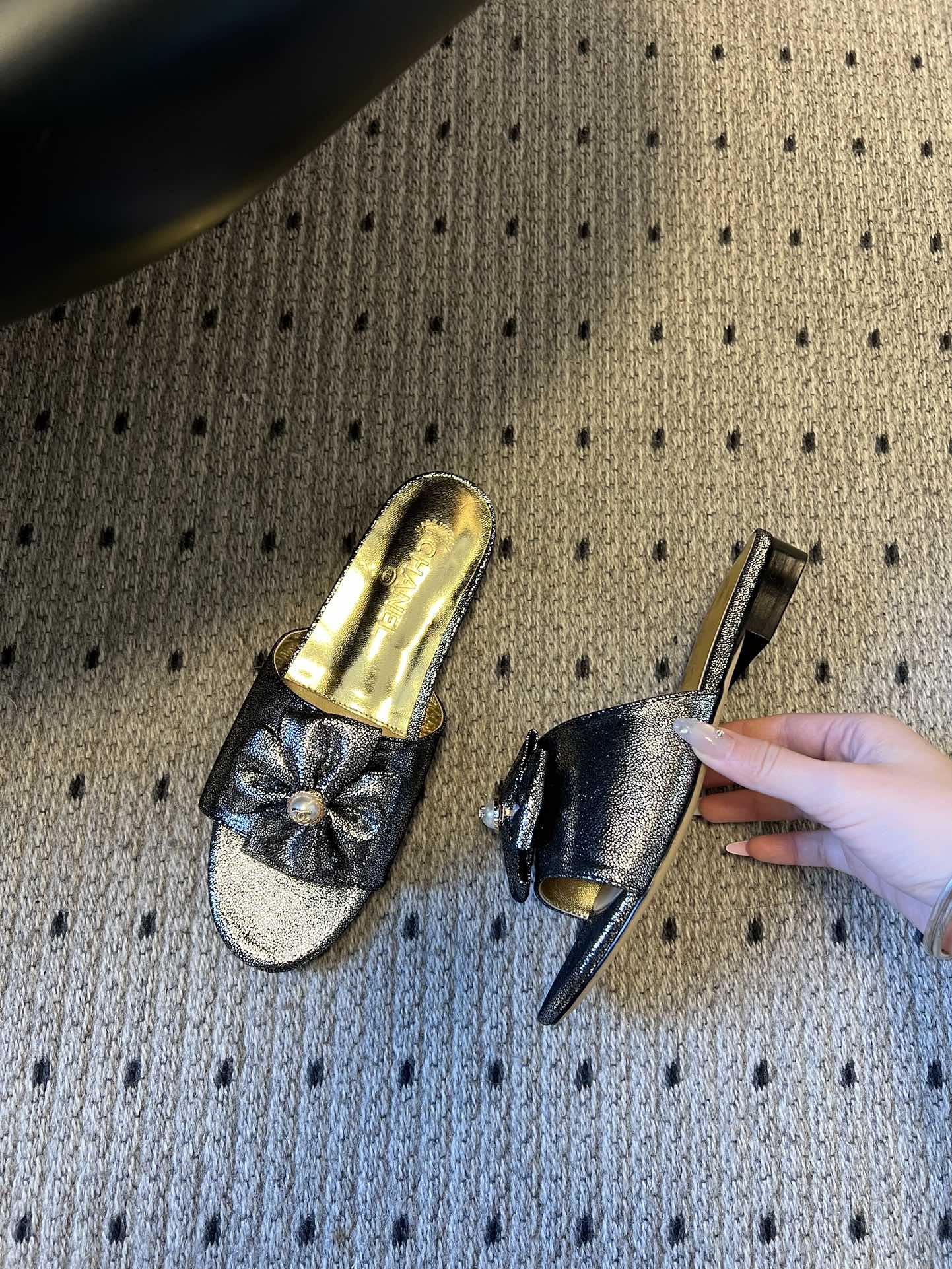 Chane* 26ss春夏新款蝴蝶结珍珠装饰平底拖鞋每双鞋头都带有品牌标志性的蝴蝶结+珍珠装饰，是辨识度