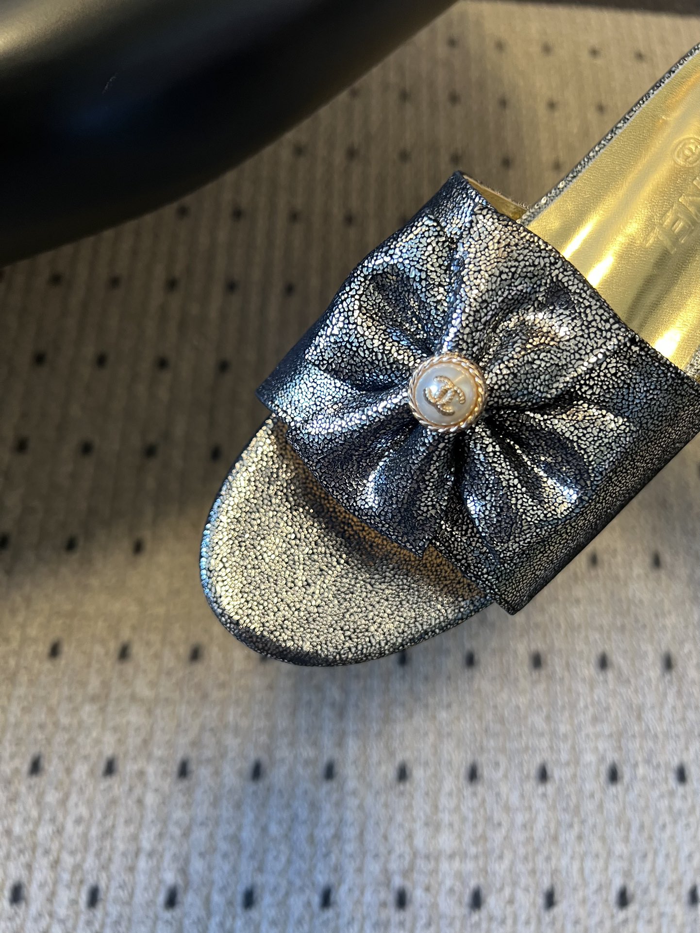 Chane* 26ss春夏新款蝴蝶结珍珠装饰平底拖鞋每双鞋头都带有品牌标志性的蝴蝶结+珍珠装饰，是辨识度