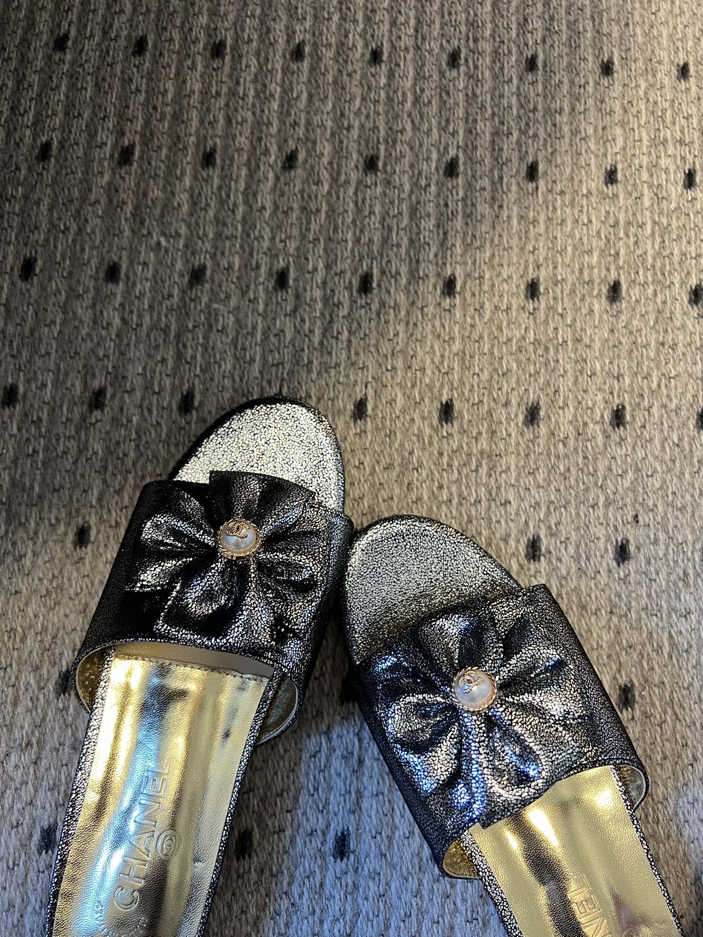 Chane* 26ss春夏新款蝴蝶结珍珠装饰平底拖鞋每双鞋头都带有品牌标志性的蝴蝶结+珍珠装饰，是辨识度