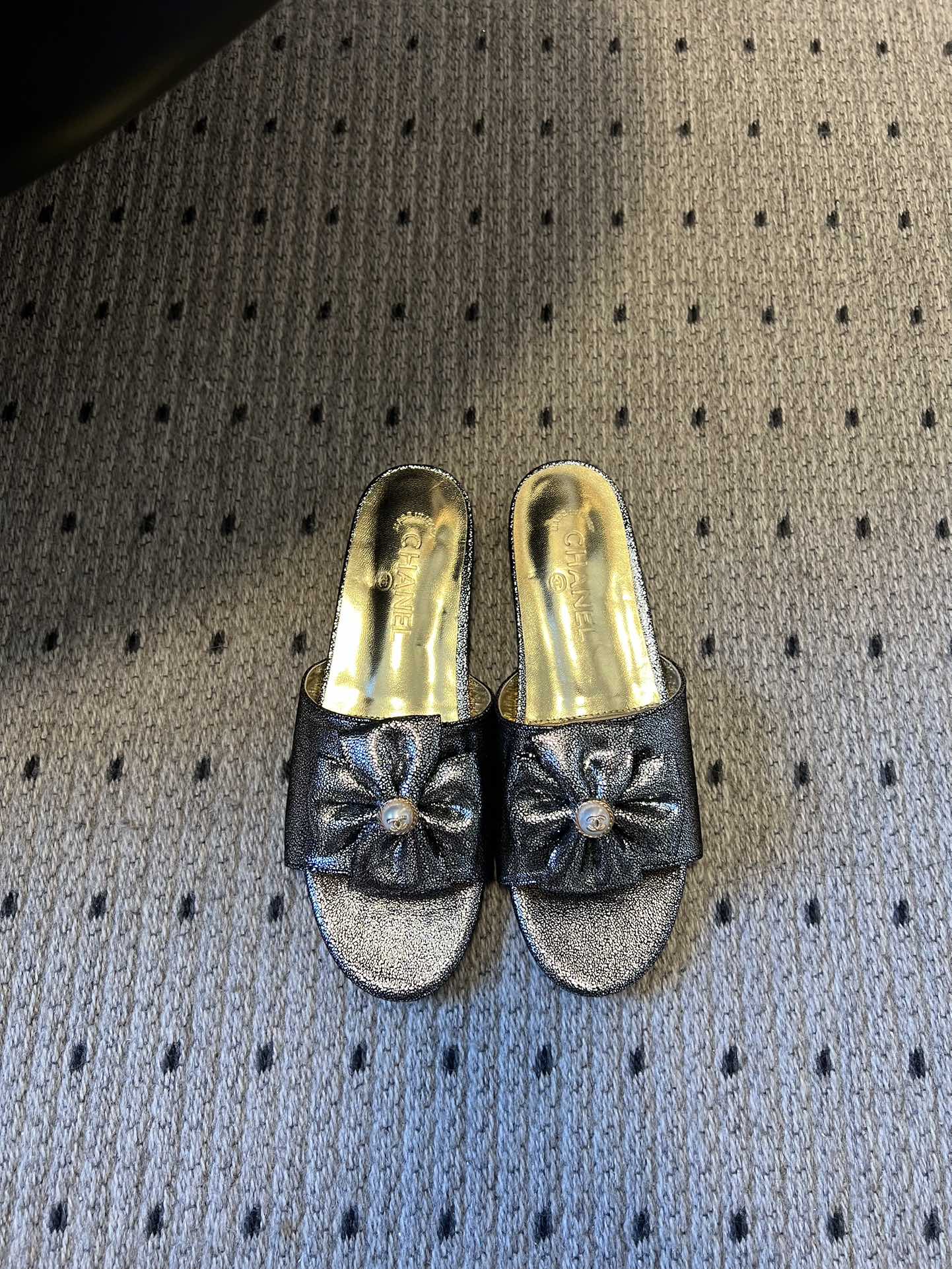 Chane* 26ss春夏新款蝴蝶结珍珠装饰平底拖鞋每双鞋头都带有品牌标志性的蝴蝶结+珍珠装饰，是辨识度