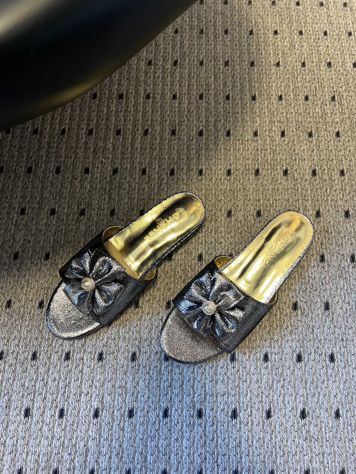 Chane* 26ss春夏新款蝴蝶结珍珠装饰平底拖鞋每双鞋头都带有品牌标志性的蝴蝶结+珍珠装饰，是辨识度