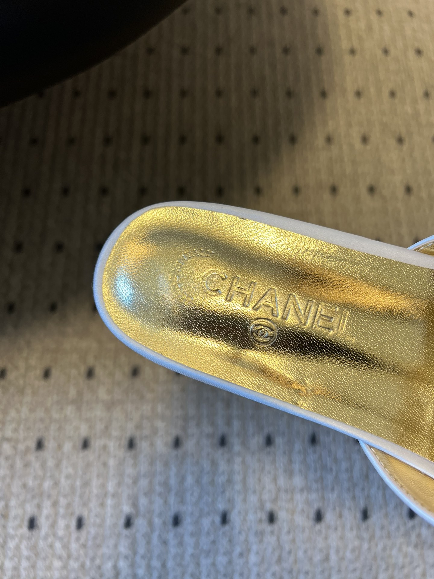 Chane* 26ss春夏新款蝴蝶结珍珠装饰平底拖鞋每双鞋头都带有品牌标志性的蝴蝶结+珍珠装饰，是辨识度