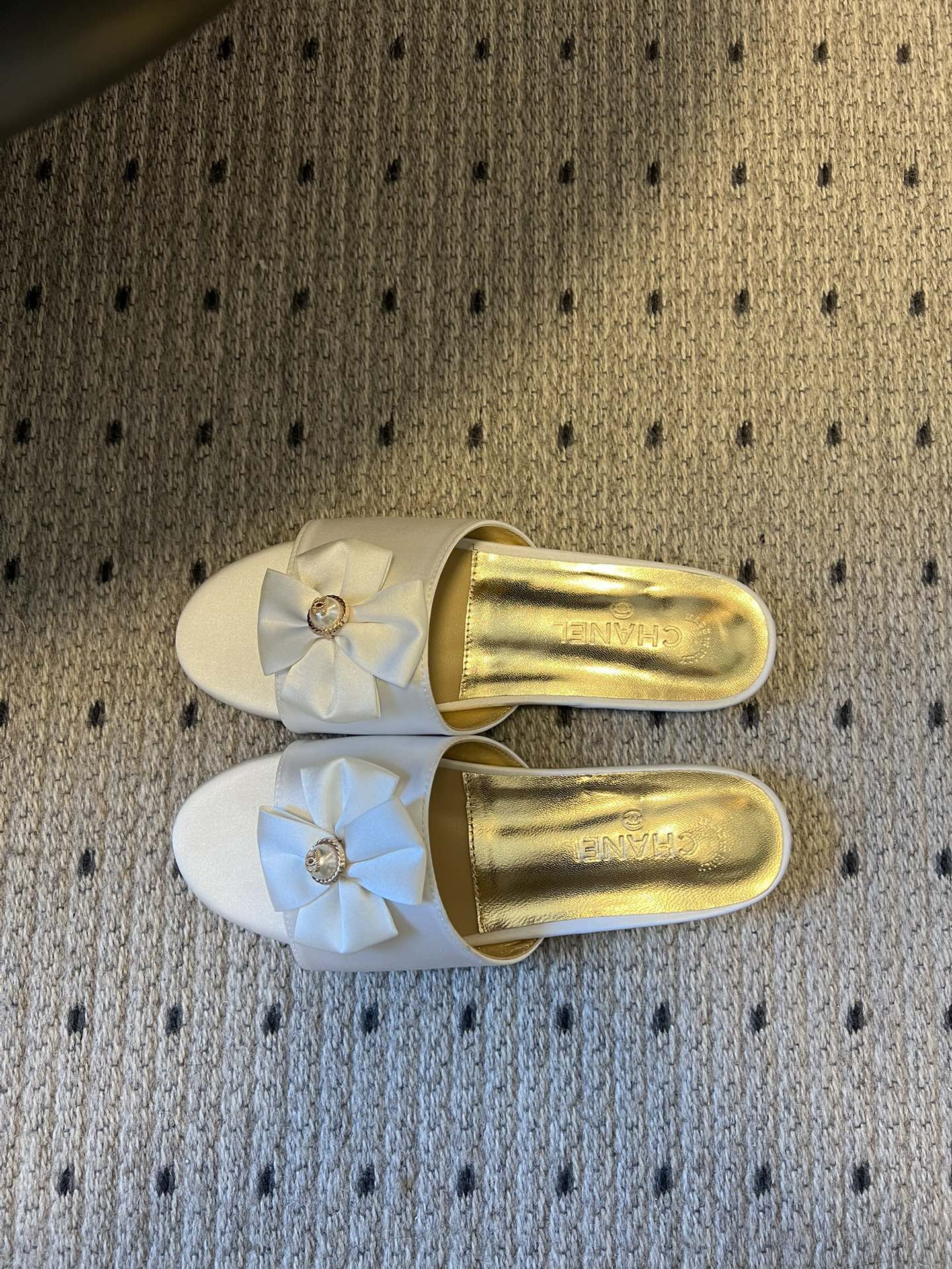 Chane* 26ss春夏新款蝴蝶结珍珠装饰平底拖鞋每双鞋头都带有品牌标志性的蝴蝶结+珍珠装饰，是辨识度