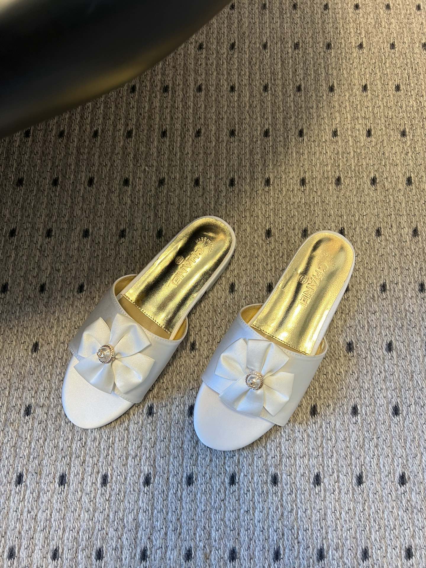 Chane* 26ss春夏新款蝴蝶结珍珠装饰平底拖鞋每双鞋头都带有品牌标志性的蝴蝶结+珍珠装饰，是辨识度