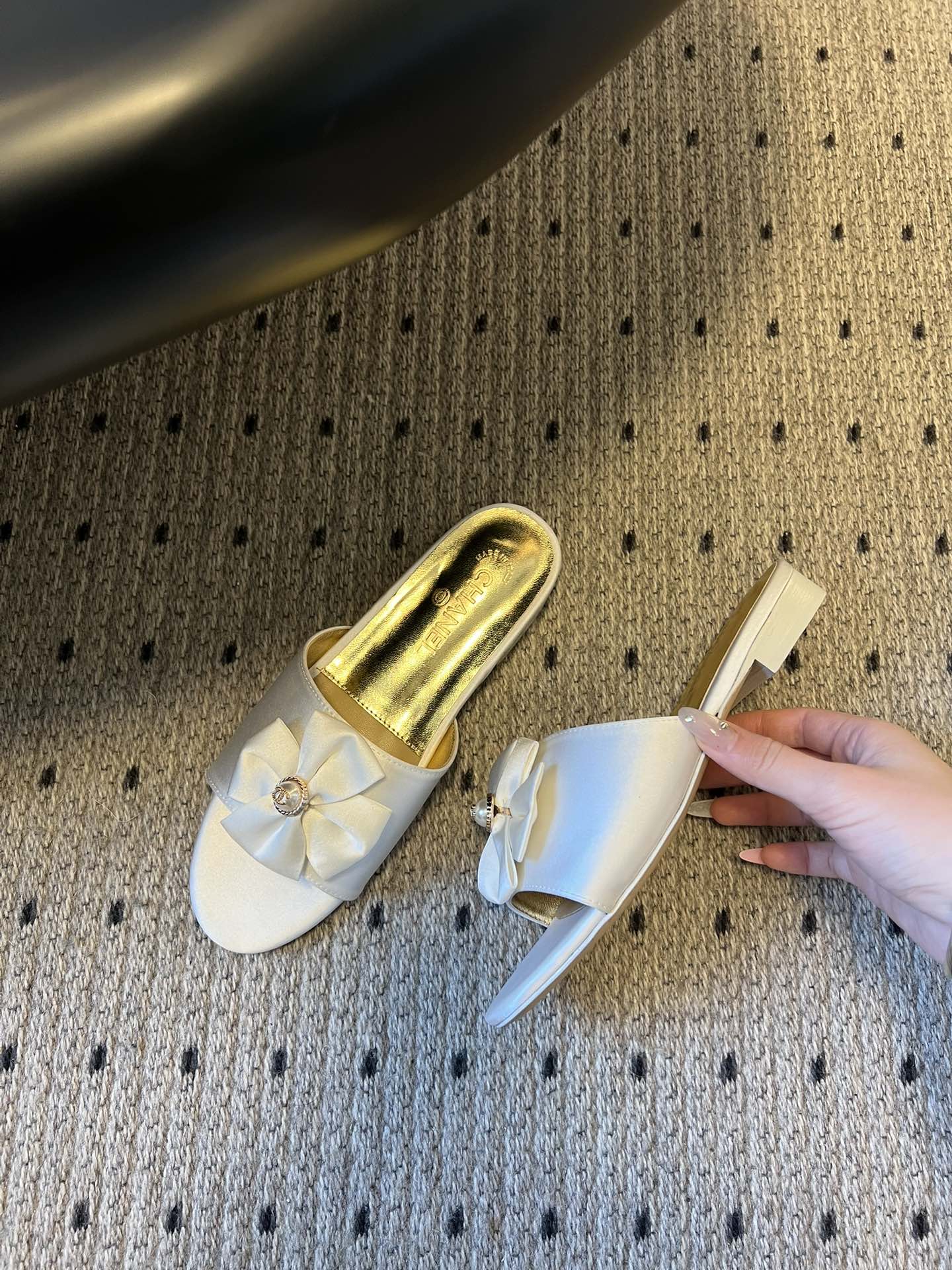 Chane* 26ss春夏新款蝴蝶结珍珠装饰平底拖鞋每双鞋头都带有品牌标志性的蝴蝶结+珍珠装饰，是辨识度