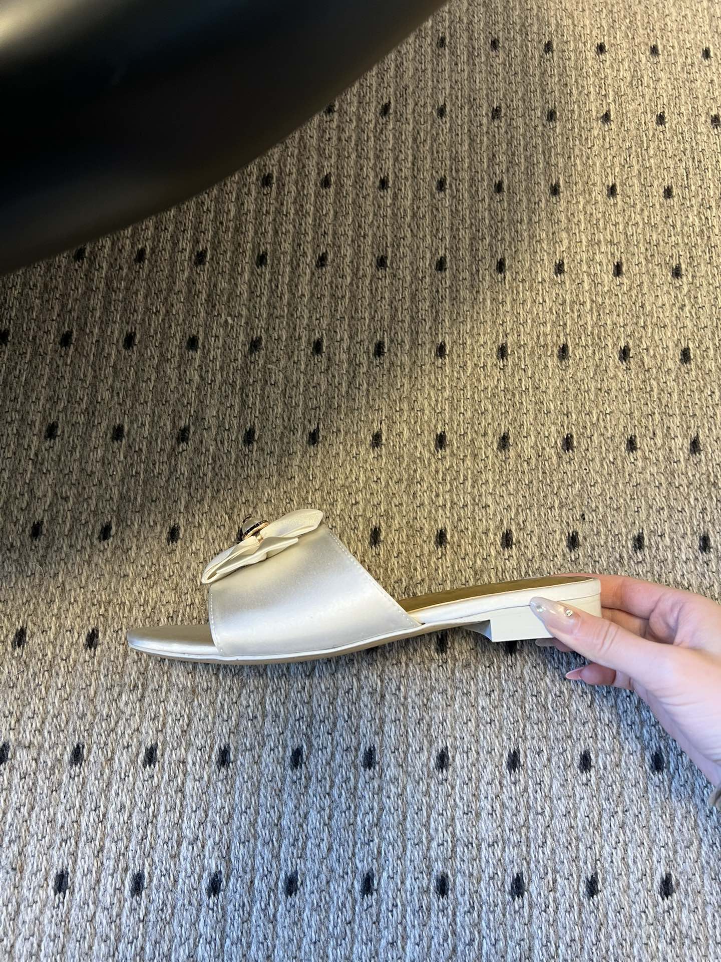 Chane* 26ss春夏新款蝴蝶结珍珠装饰平底拖鞋每双鞋头都带有品牌标志性的蝴蝶结+珍珠装饰，是辨识度