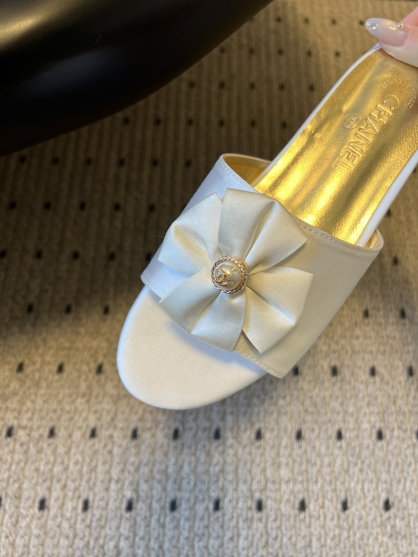 Chane* 26ss春夏新款蝴蝶结珍珠装饰平底拖鞋每双鞋头都带有品牌标志性的蝴蝶结+珍珠装饰，是辨识度