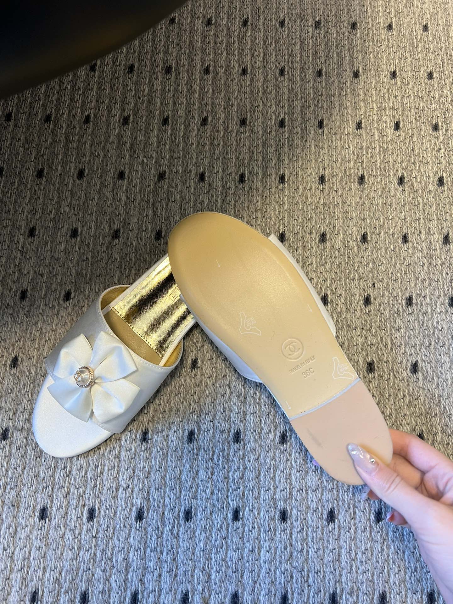 Chane* 26ss春夏新款蝴蝶结珍珠装饰平底拖鞋每双鞋头都带有品牌标志性的蝴蝶结+珍珠装饰，是辨识度