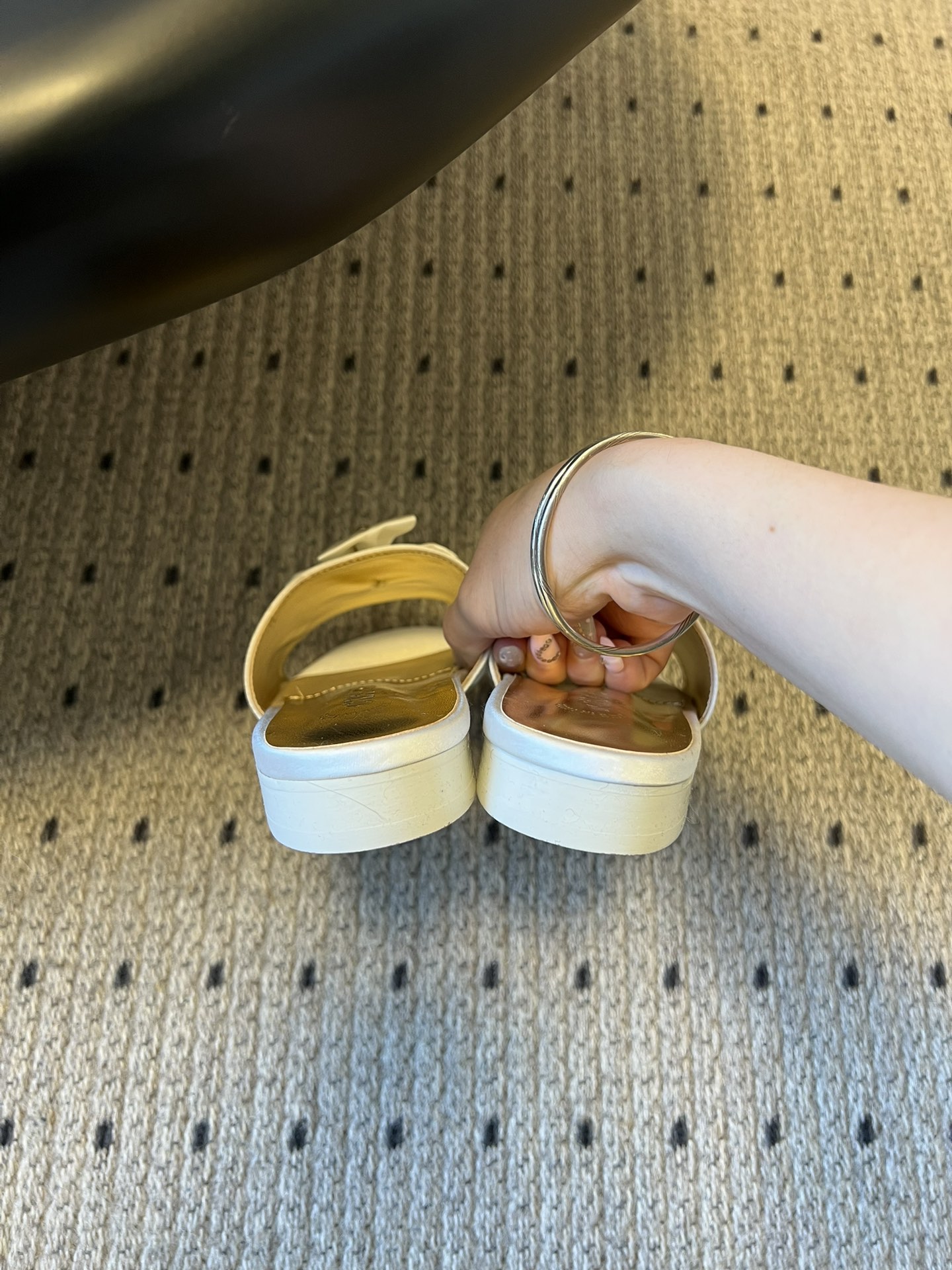 Chane* 26ss春夏新款蝴蝶结珍珠装饰平底拖鞋每双鞋头都带有品牌标志性的蝴蝶结+珍珠装饰，是辨识度