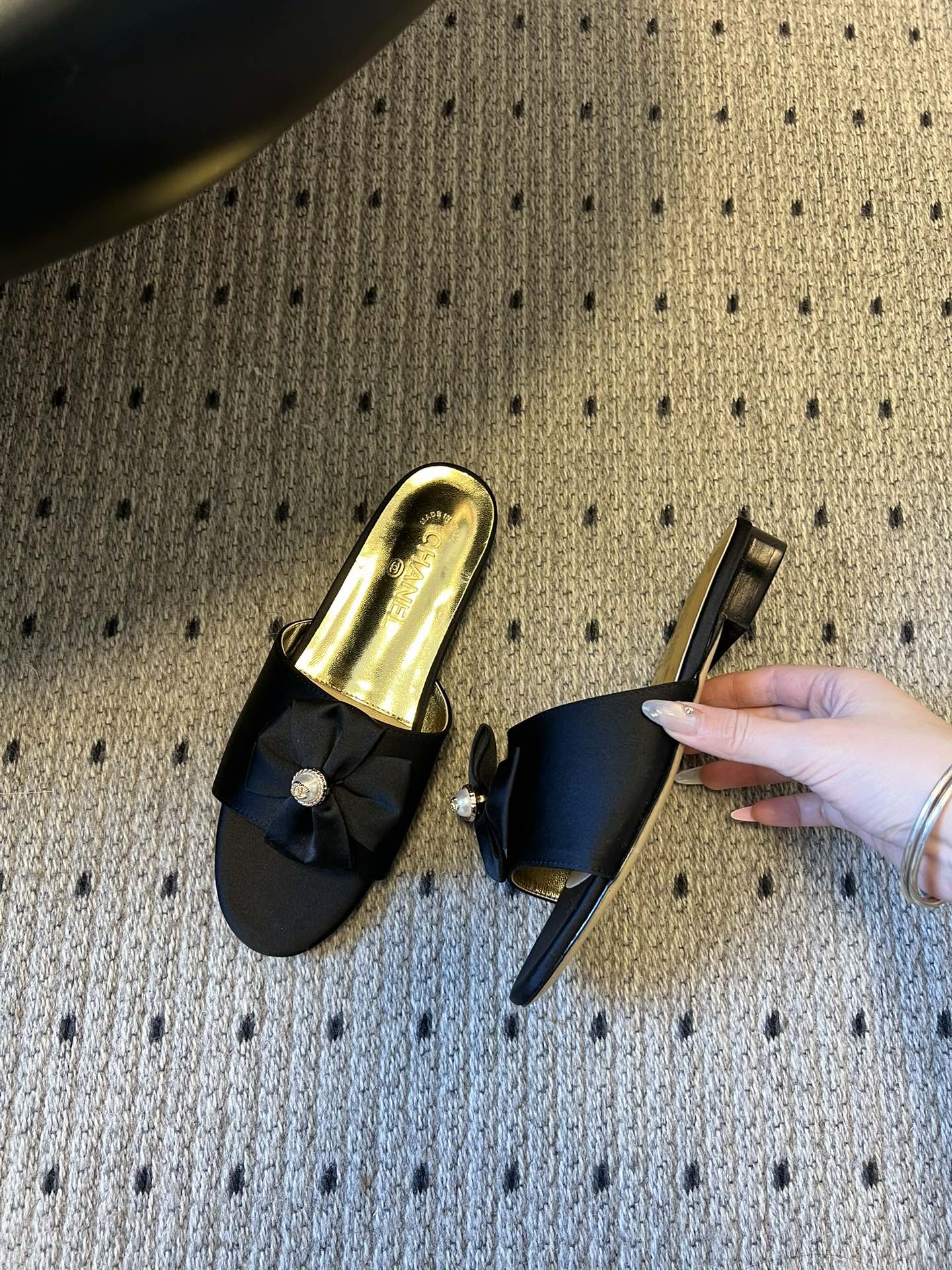 Chane* 26ss春夏新款蝴蝶结珍珠装饰平底拖鞋每双鞋头都带有品牌标志性的蝴蝶结+珍珠装饰，是辨识度