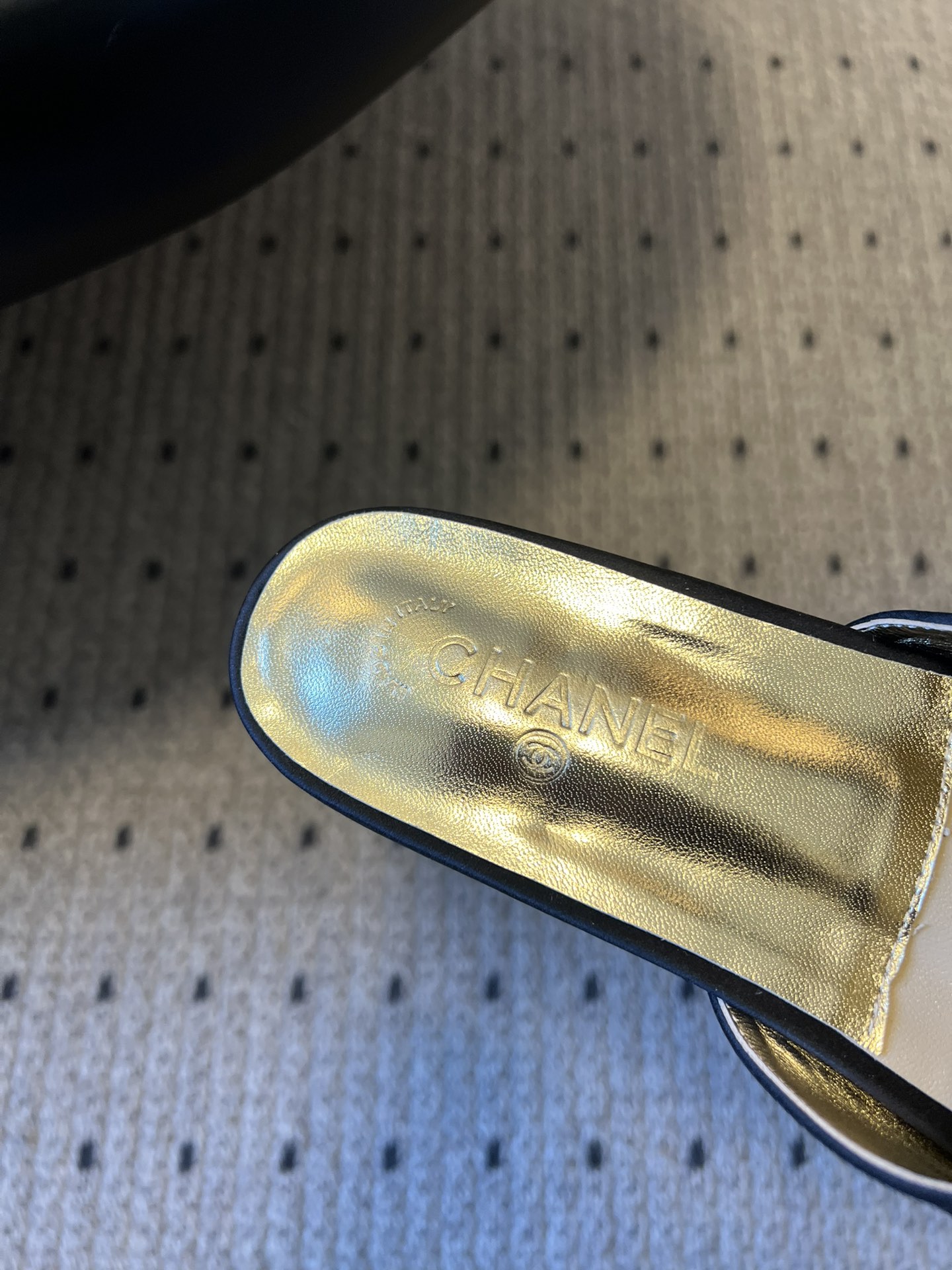 Chane* 26ss春夏新款蝴蝶结珍珠装饰平底拖鞋每双鞋头都带有品牌标志性的蝴蝶结+珍珠装饰，是辨识度