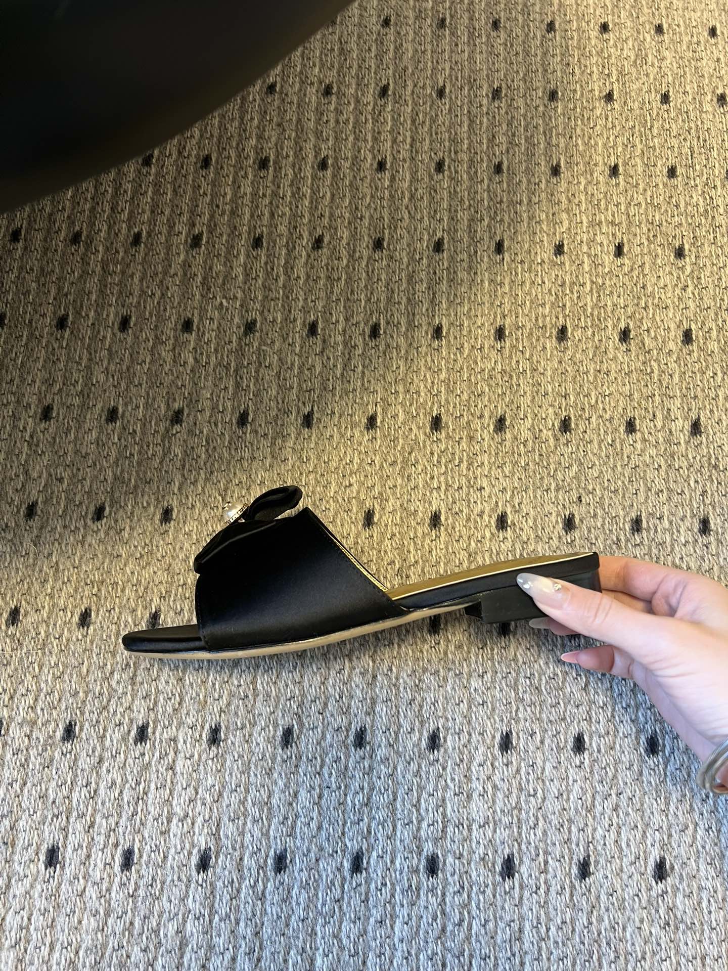 Chane* 26ss春夏新款蝴蝶结珍珠装饰平底拖鞋每双鞋头都带有品牌标志性的蝴蝶结+珍珠装饰，是辨识度