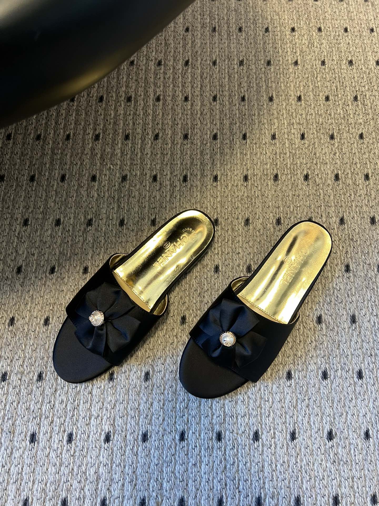 Chane* 26ss春夏新款蝴蝶结珍珠装饰平底拖鞋每双鞋头都带有品牌标志性的蝴蝶结+珍珠装饰，是辨识度